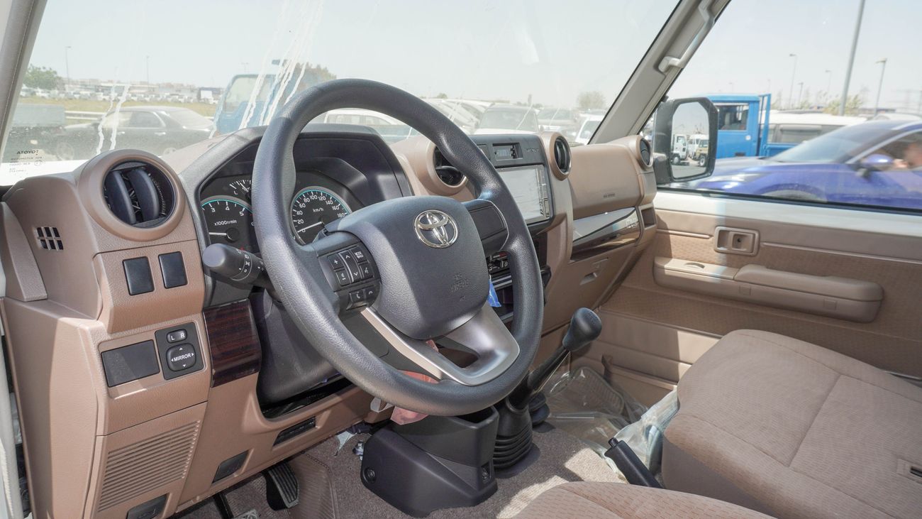 تويوتا لاند كروزر 70 LX 4.0 L V6