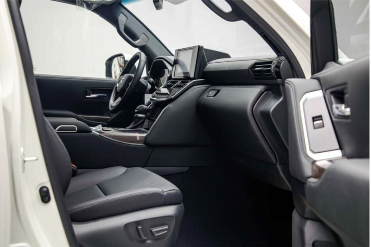 تويوتا لاند كروزر Toyota Land Cruiser GXR is a 7-seater, 4WD SUV with a 4.0L