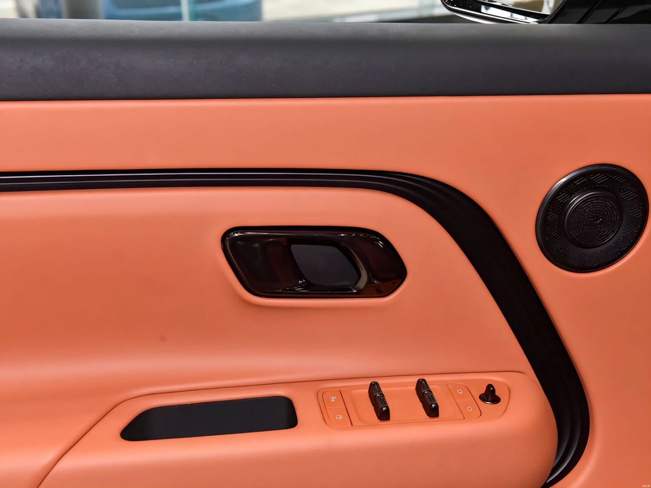 ROX Adamas ROX Adamas vip 6 seats (EREV)  A/T 4*4 SUV  black color 2026 model