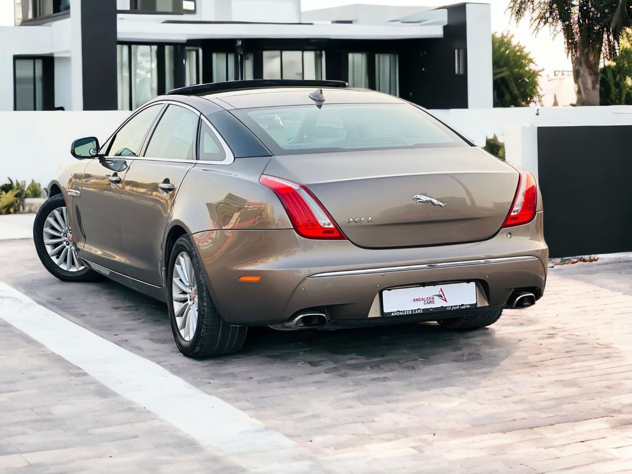 Jaguar XJ AED 980 PM | JAGUAR XJL  LUXURY | FULL AGENCY MAINTAINED | GCC SPECS | FIRST OWNER