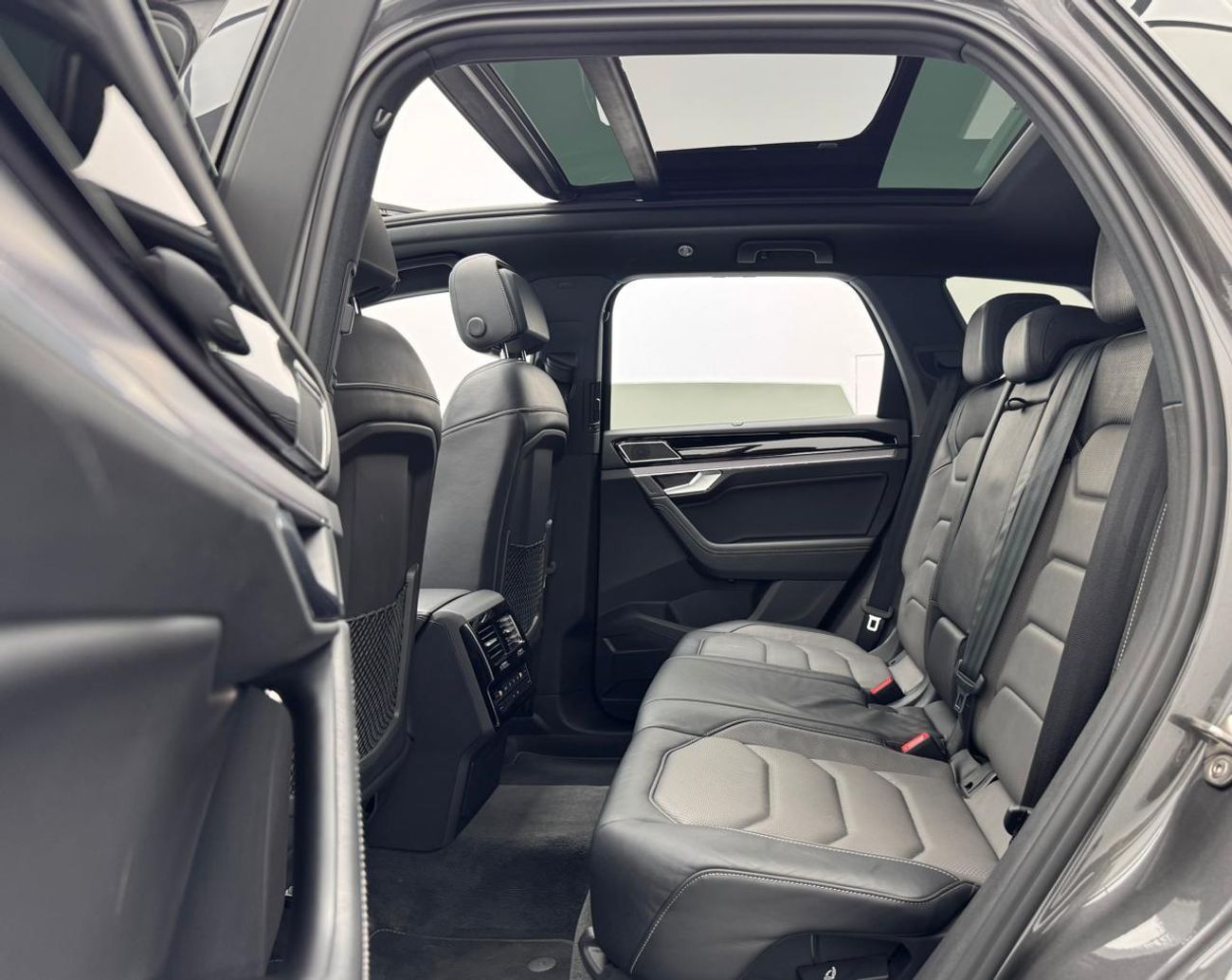 فولكس واجن طوارق R-Line 3.0L 4WD 2023 Volkswagen Touareg R-Line, 2026 Volkswagen Warranty, 2028 VW Service Pack, GCC