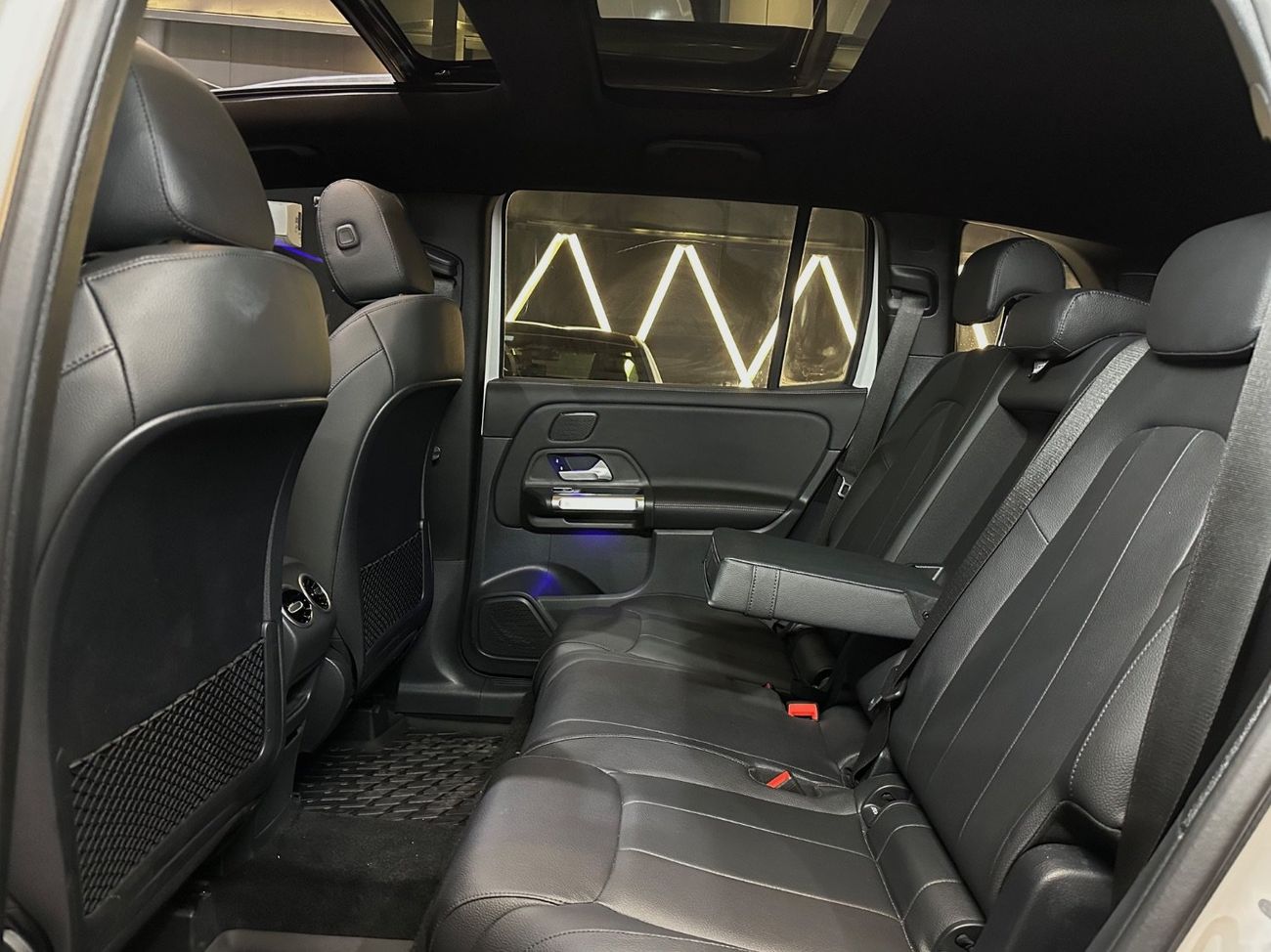 مرسيدس بنز GLB 250 4MATIC 2.0L (221 HP) MERCEDES-BENZ GLB250 4MATIC | 2024 | FULL OPTIONS | VERY GOOD CONDITIONS