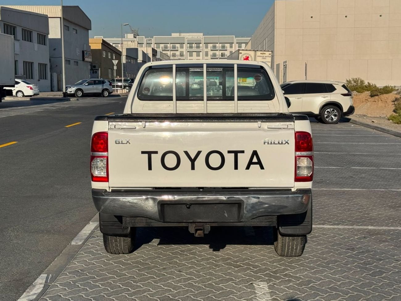 Toyota Hilux GLX Toyota Hilux 2015Model 2.7L petrol Engine v4 4x4 colour white Transmission Automatic Interior.gr