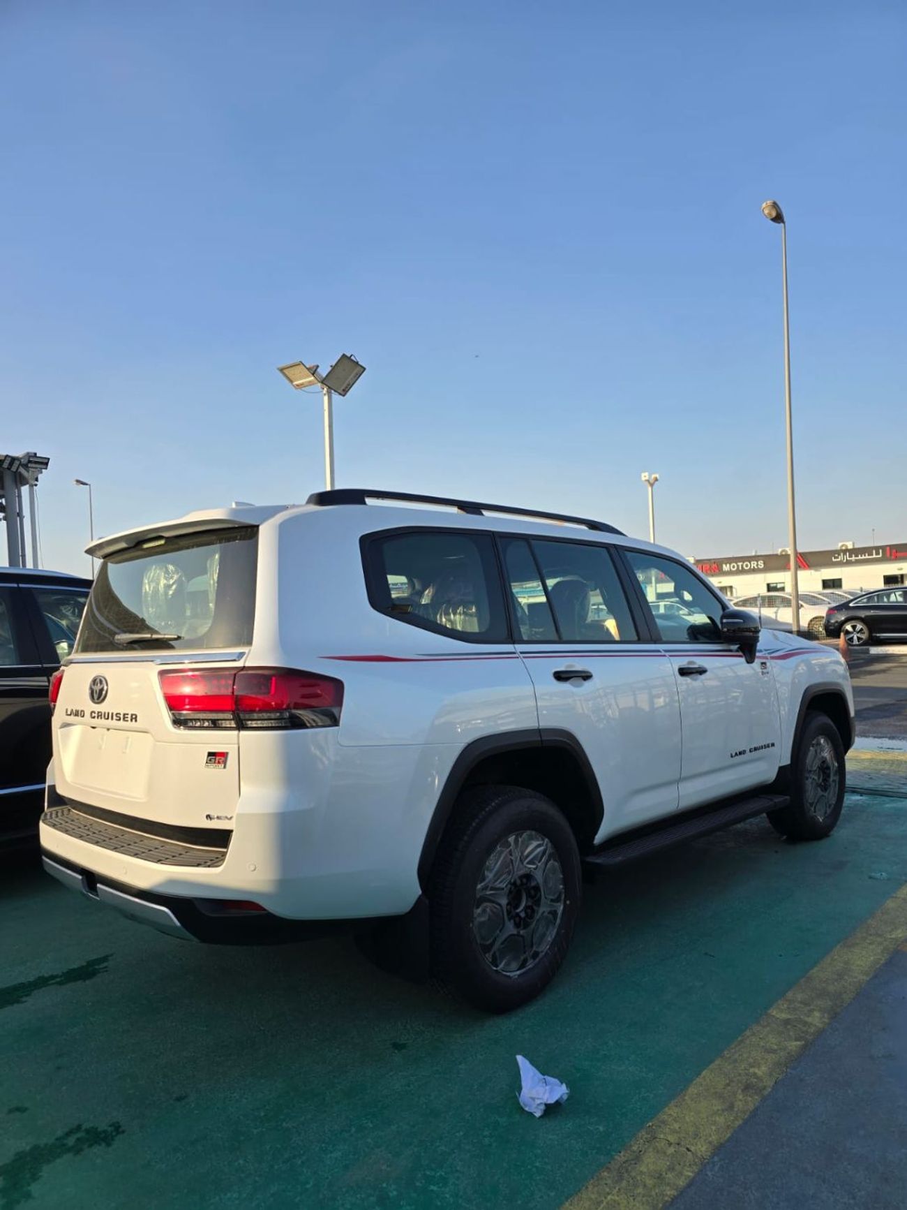 تويوتا لاند كروزر تويوتا لاندكروزر LC300 هجين فئة GR موديل 2026 – فل أوبشن – أبيض خارجي / جلد أحمر داخلي