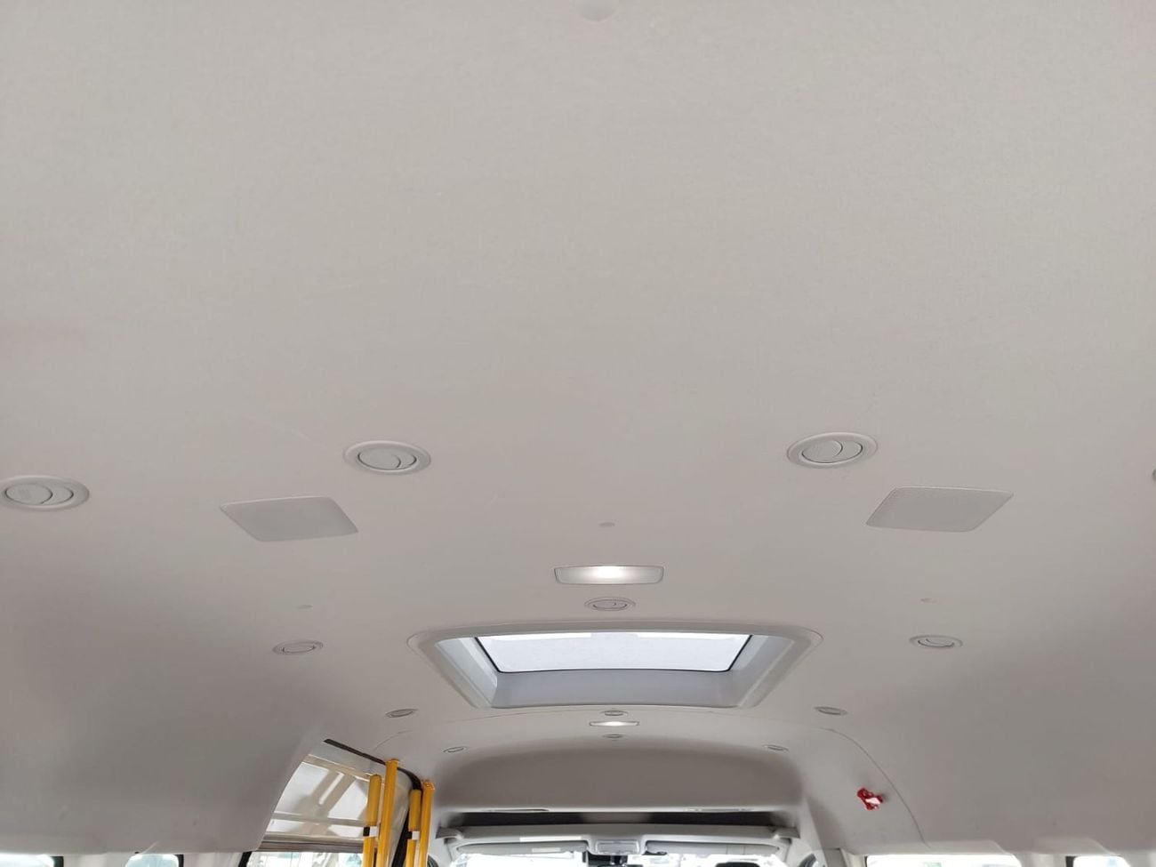 Toyota Hiace TOYOTA HIACE COMMUTER VAN RHD 2020 MODEL 2.8 L DIESEL AUTOMATIC(PM16665)