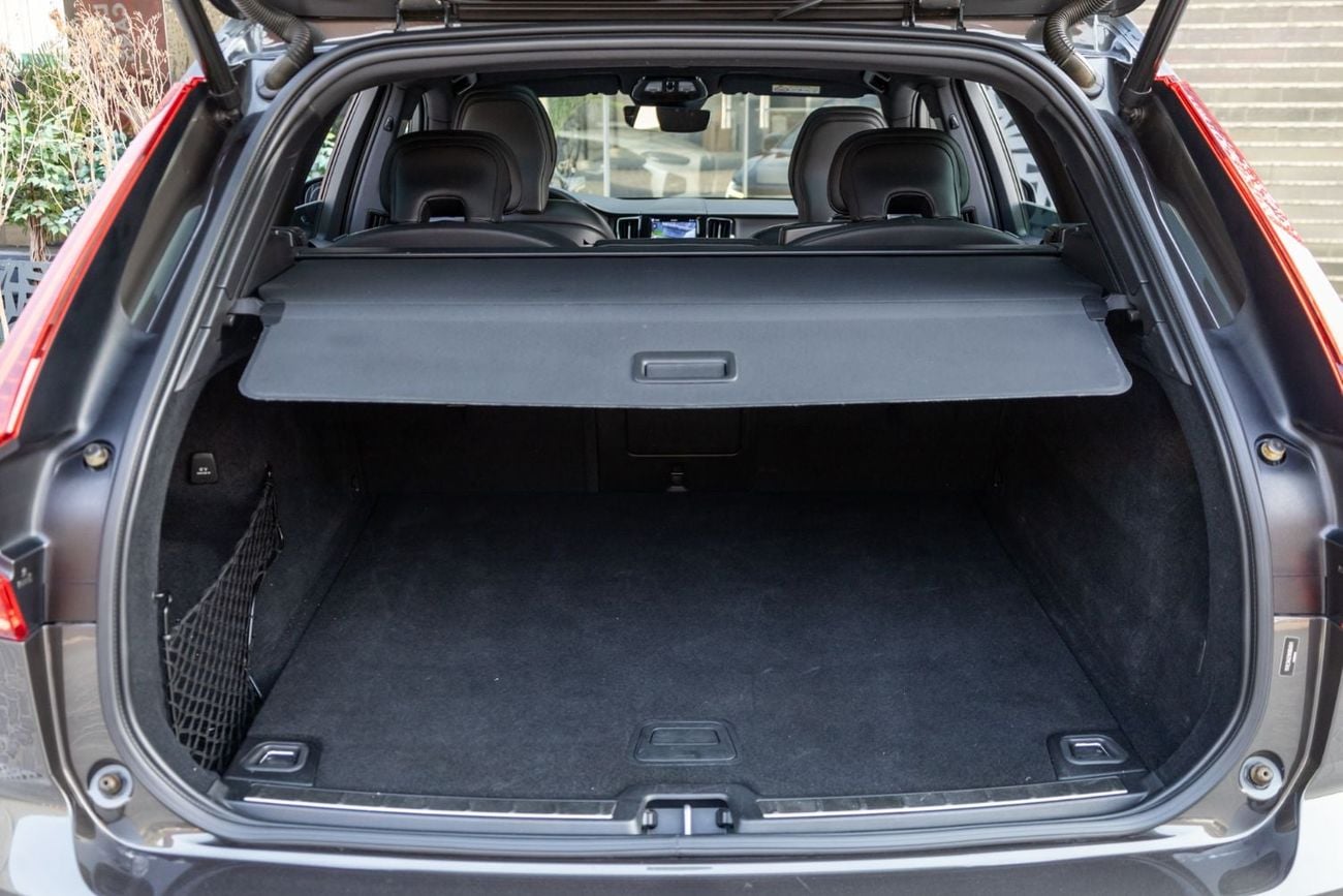 Volvo XC60 R DESIGN Volvo XC60 B5 R-Design 2022 GCC | Agency Warranty | Service Contract