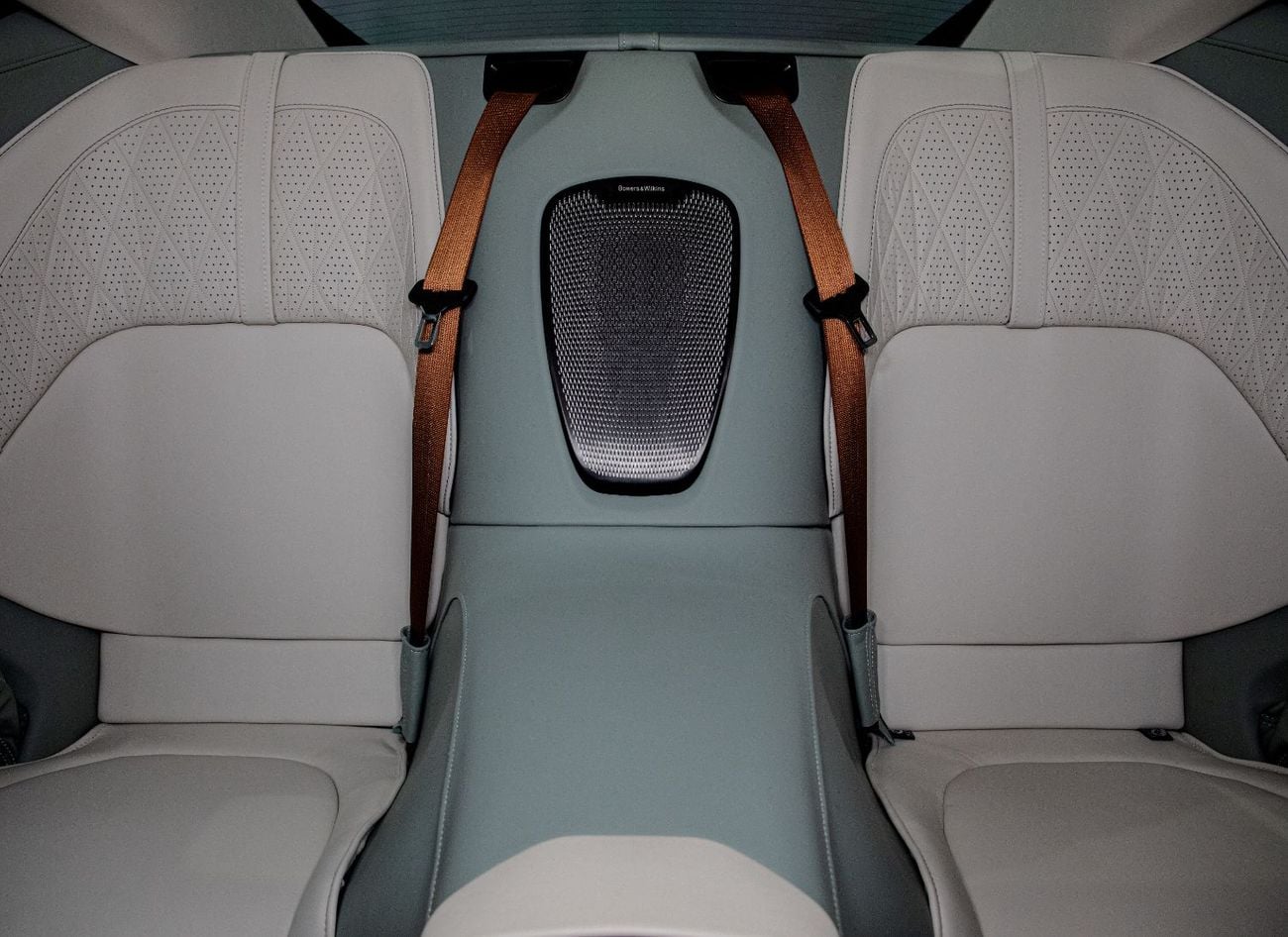 أستون مارتن DB12