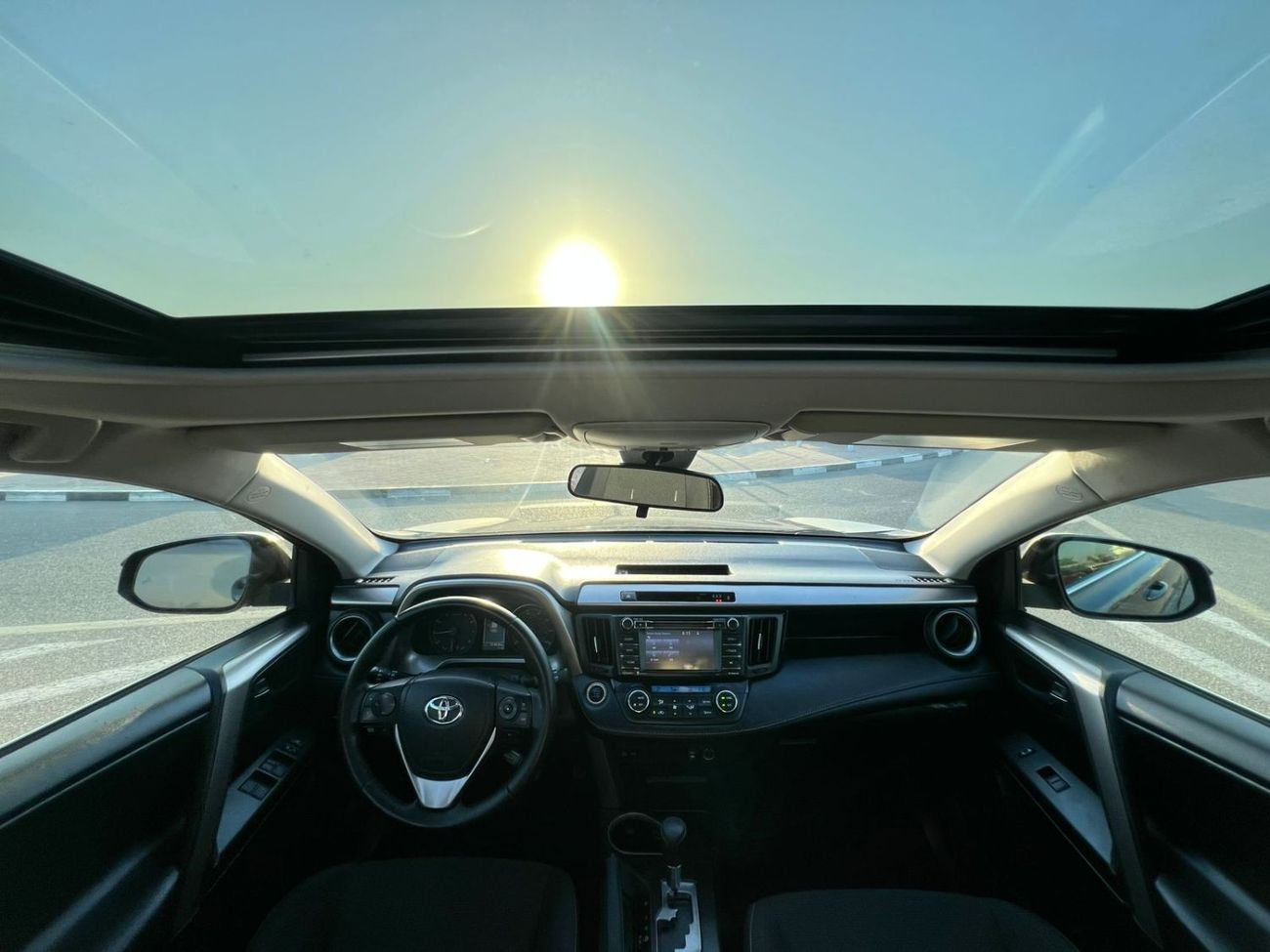 Toyota RAV4 2017 Toyota RAV4 XLE – 2.5L – Sunroof – Push Start – Rear Camera – Power Trunk