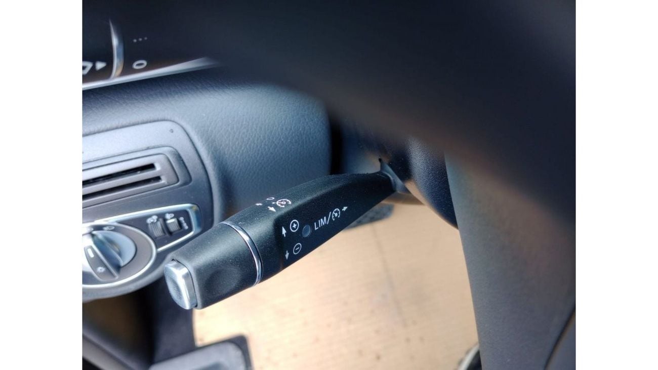 Mercedes-Benz V 250 V-Class V250 2.0L gasoline ( 4X2 ) 5 doors Black color