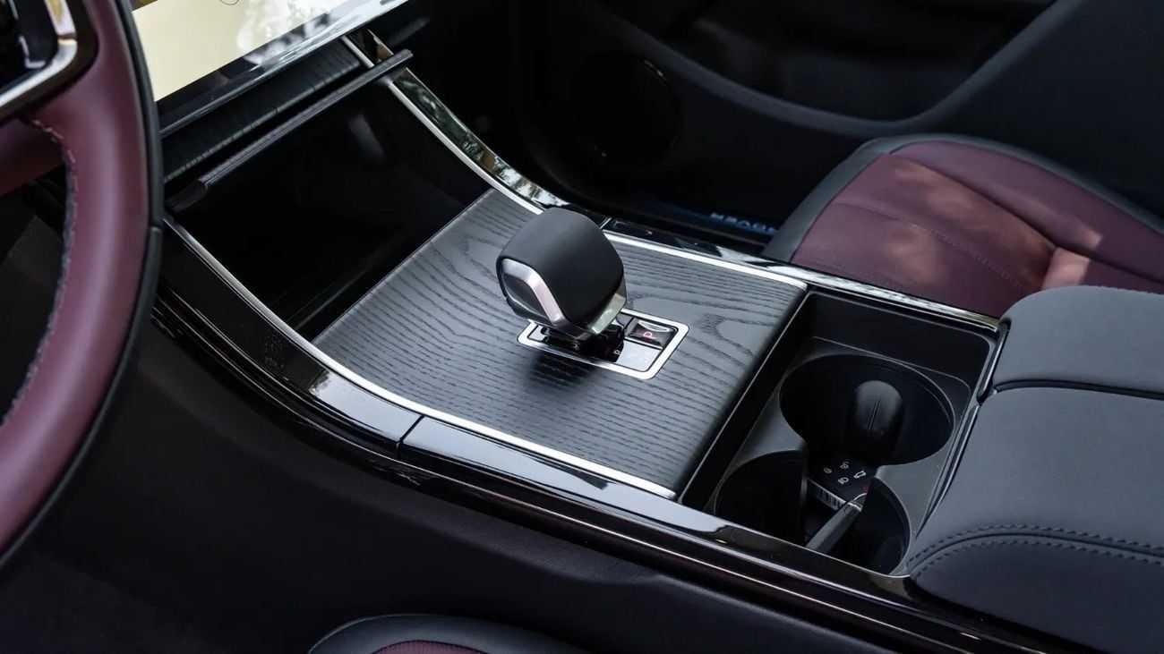 لاند روفر رانج روفر إيفوك 2025 | RANGE ROVER EVOQUE 249PS PREMIUM HONOR [ EXPORT ONLY ]