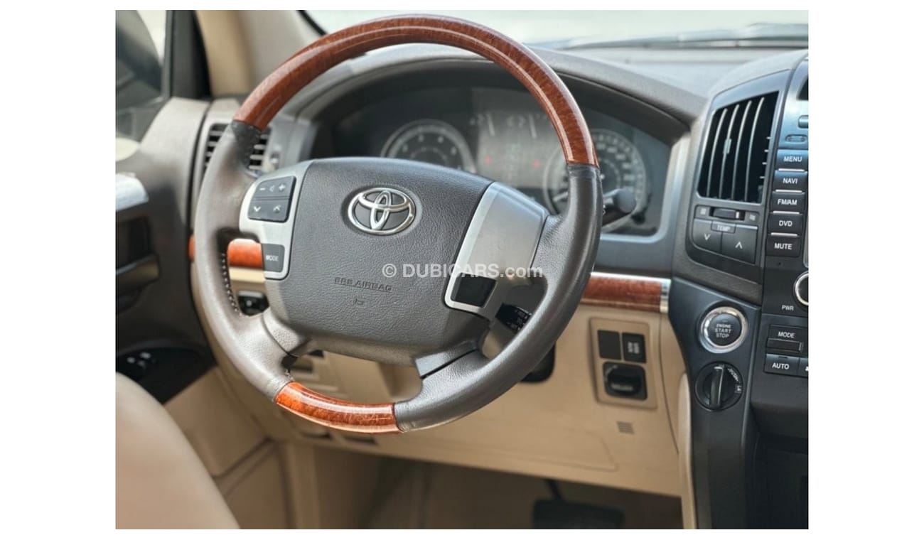 Toyota Land Cruiser MODEL 2014 GCC CAR PERFECT CONDITION INSIDE AND OUTSIDE