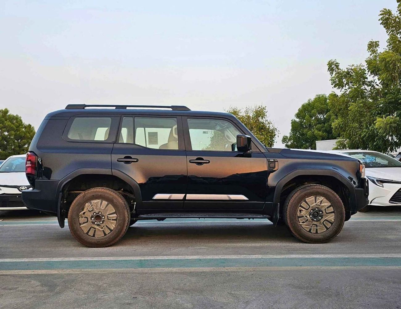 تويوتا برادو ALL ROUNDER / MID OPTION / 2.4T V4 PETROL / SUNROOF / LEATHER SEATS (CODE # P24AR)