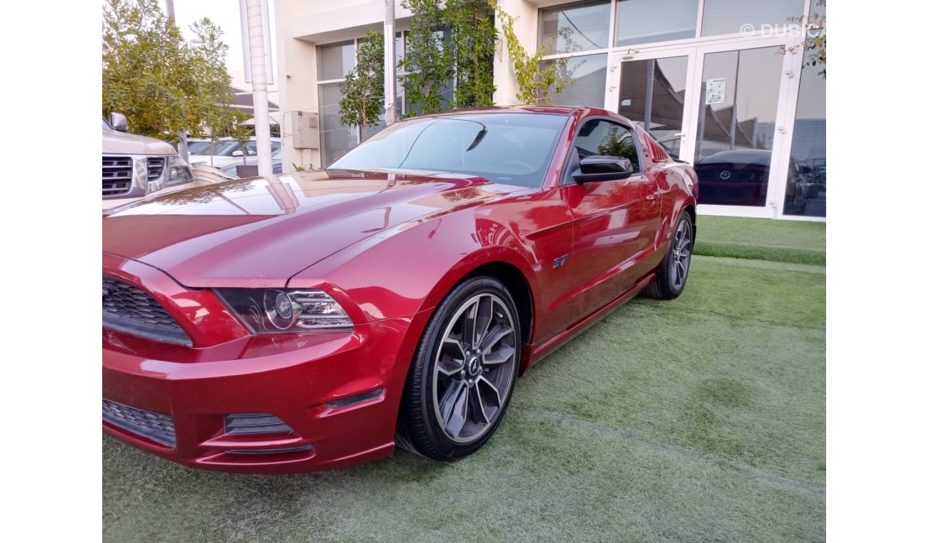 Ford Mustang Ford Mustang model 2014 coupe, red color with black interior, in excellent condition, you do not nee