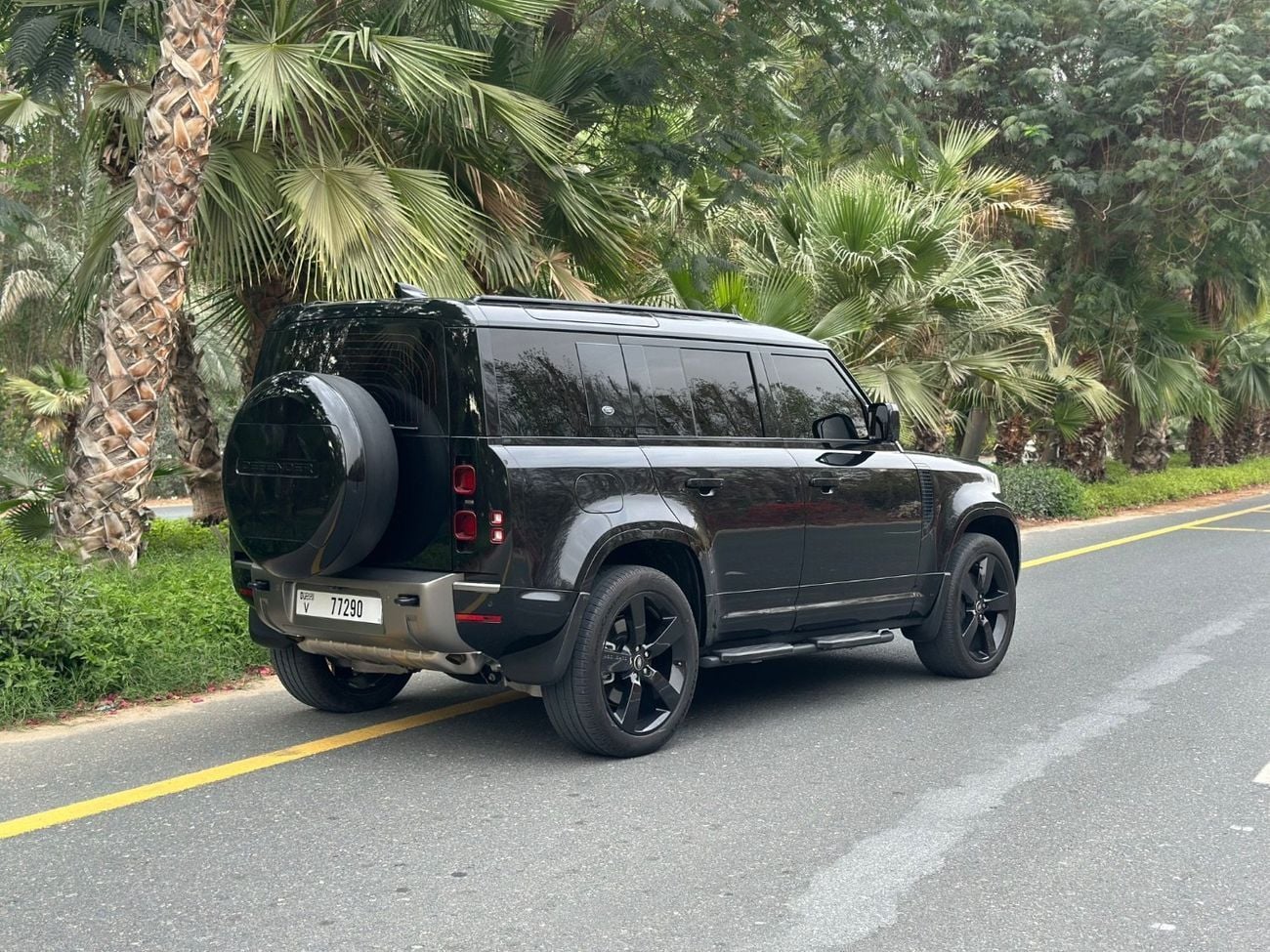 Land Rover Defender P400 110 X-Dynamic HSE 3.0L (5 Seater) | 2025 | GCC Specs | V6 400 HP | Perfect Condition | Full Ser