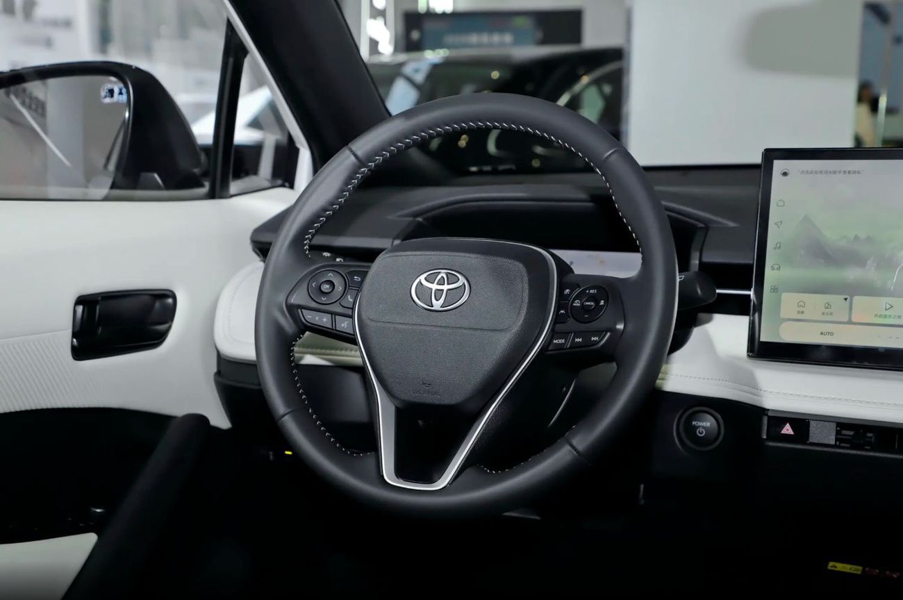 تويوتا فرونتلاندر 2.0L Intelligent Hybrid Luxury Edition