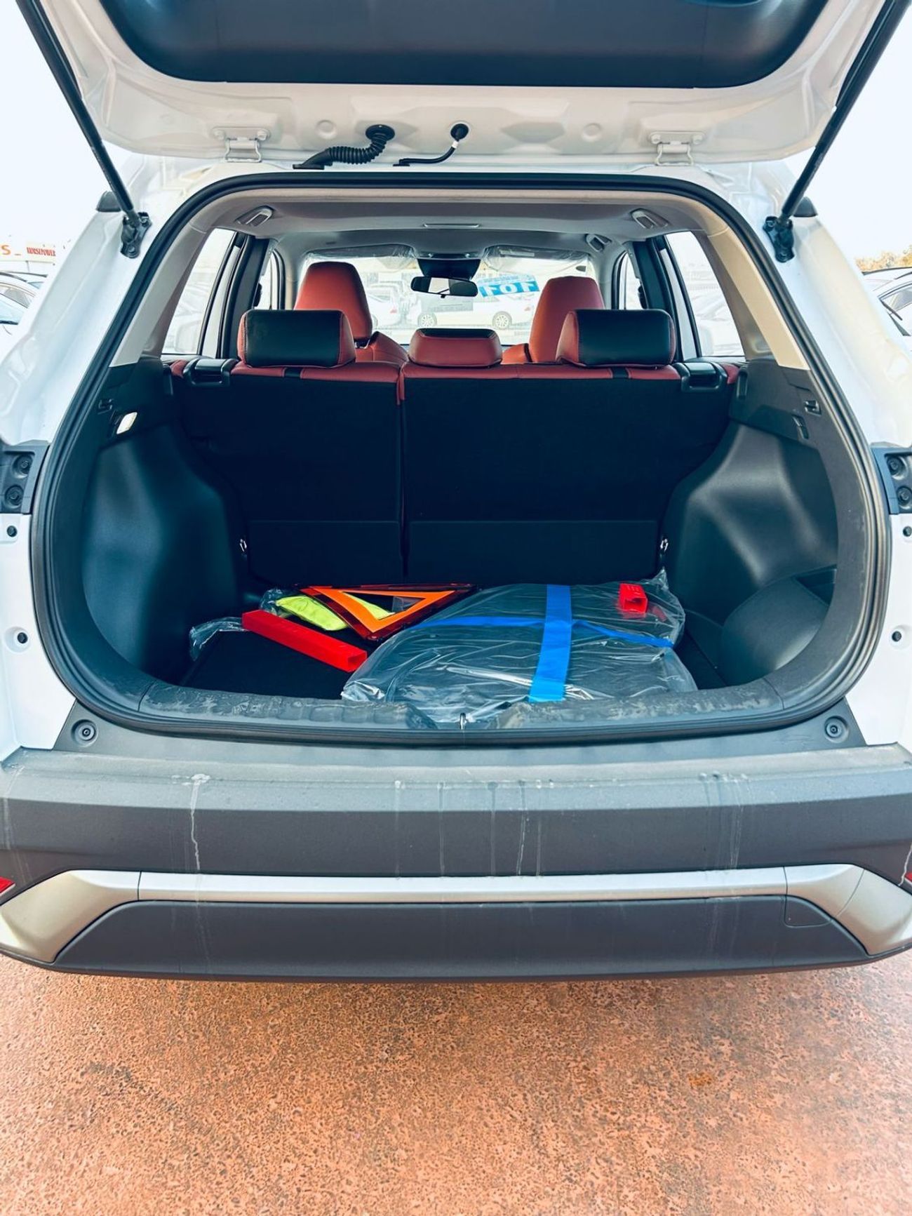 تويوتا فرونتلاندر Fully Loaded - Leather seats with 2 ton colors - Electrical Driver Seat - 5 seaters - LED lights ( F