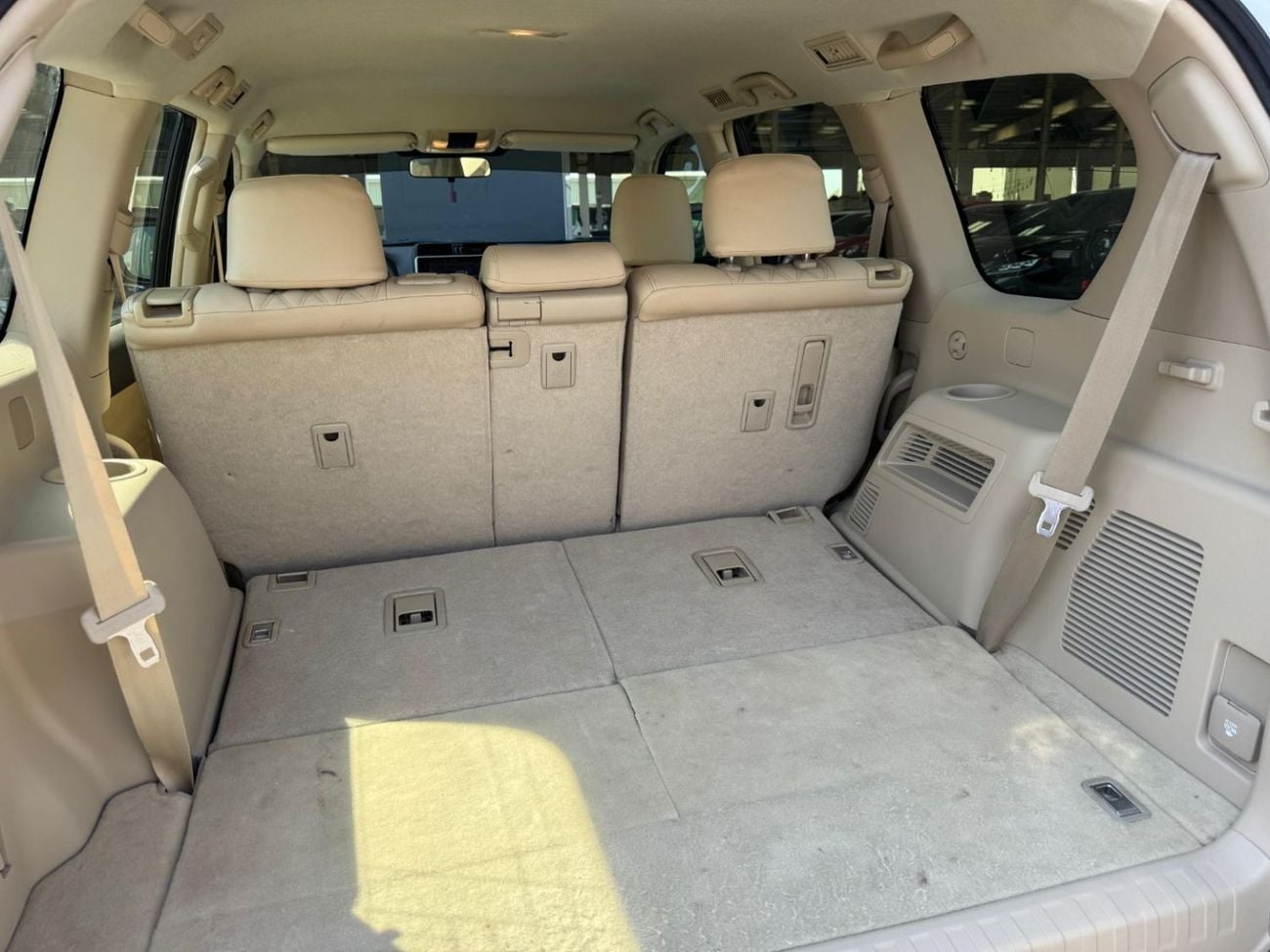 تويوتا برادو V6 4.0L / GCC / 4X4 / BIG SCREEN / FRIDGE / 7 SEATER / IN PERFECT CONDITION