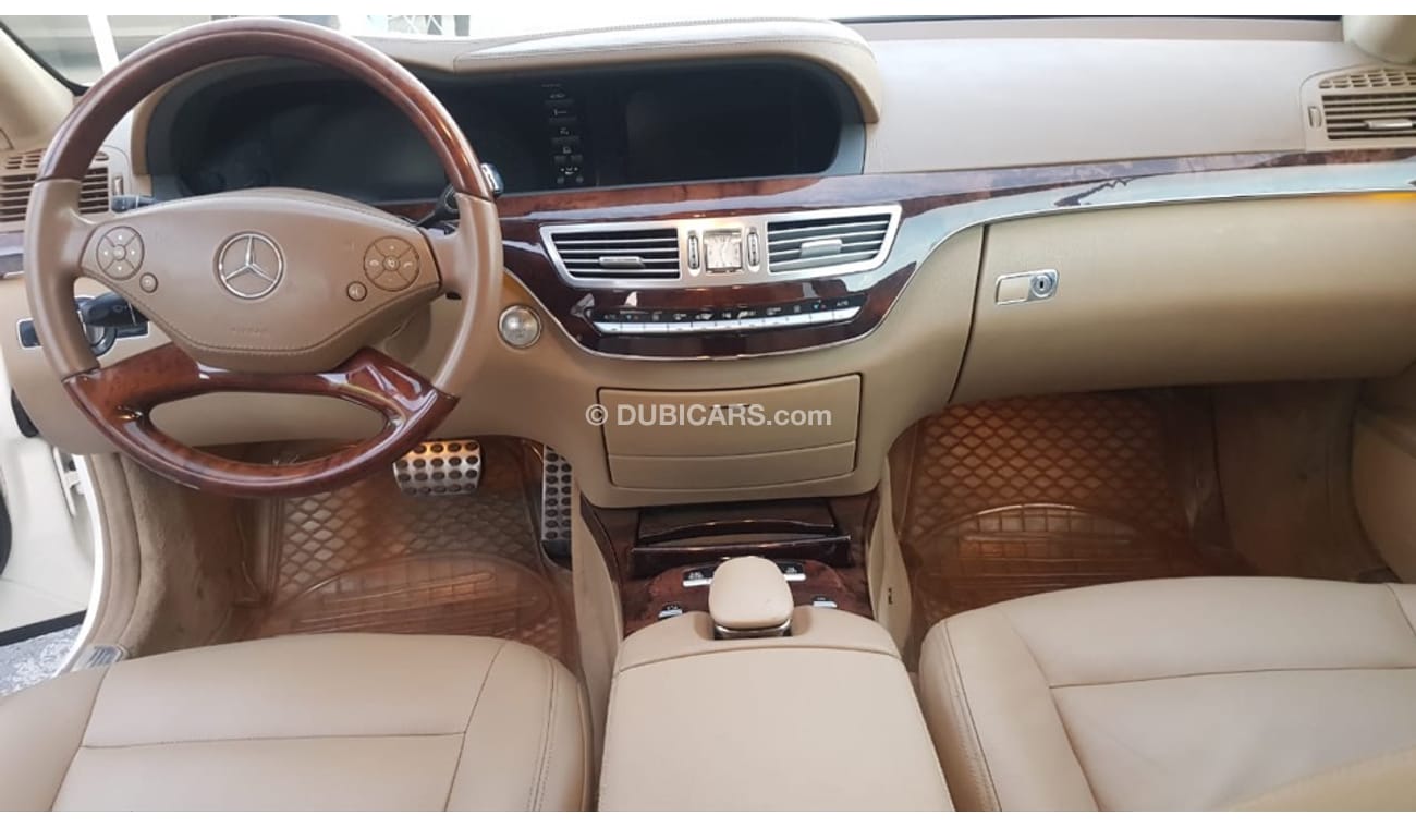 مرسيدس بنز S 350 موديل 2011 حاله ممتازه من الداخل والخارج فل مواصفات كراسي جلد ومثبت سرعه وتكييف خلفي ونظام صوت ممتاز