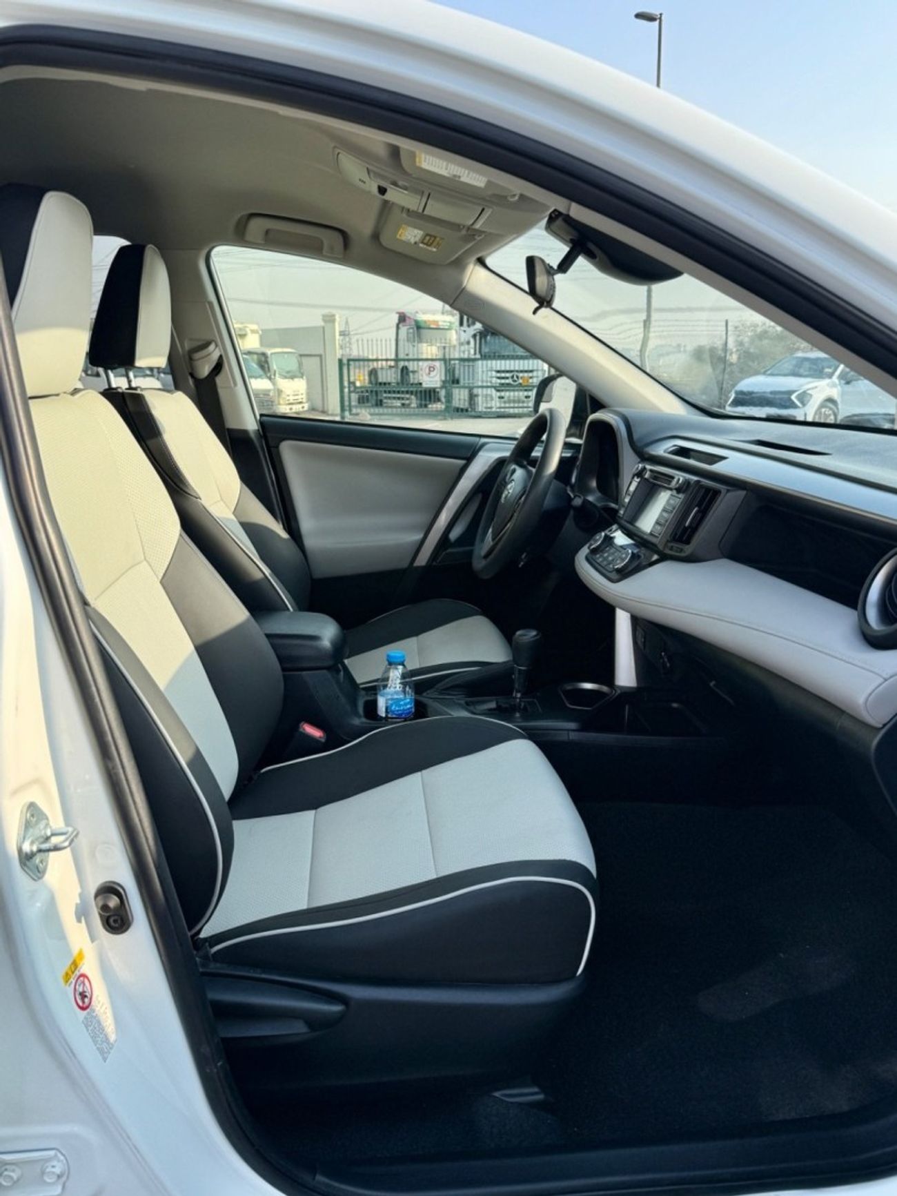 تويوتا راف ٤ LE 2.5L (219 HP) 2.5L (219 HP)