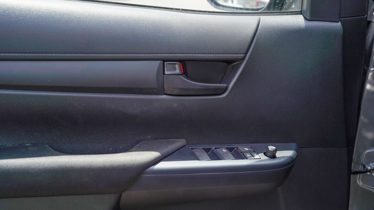 تويوتا هيلوكس GLX 2.4L Double Cab Utility