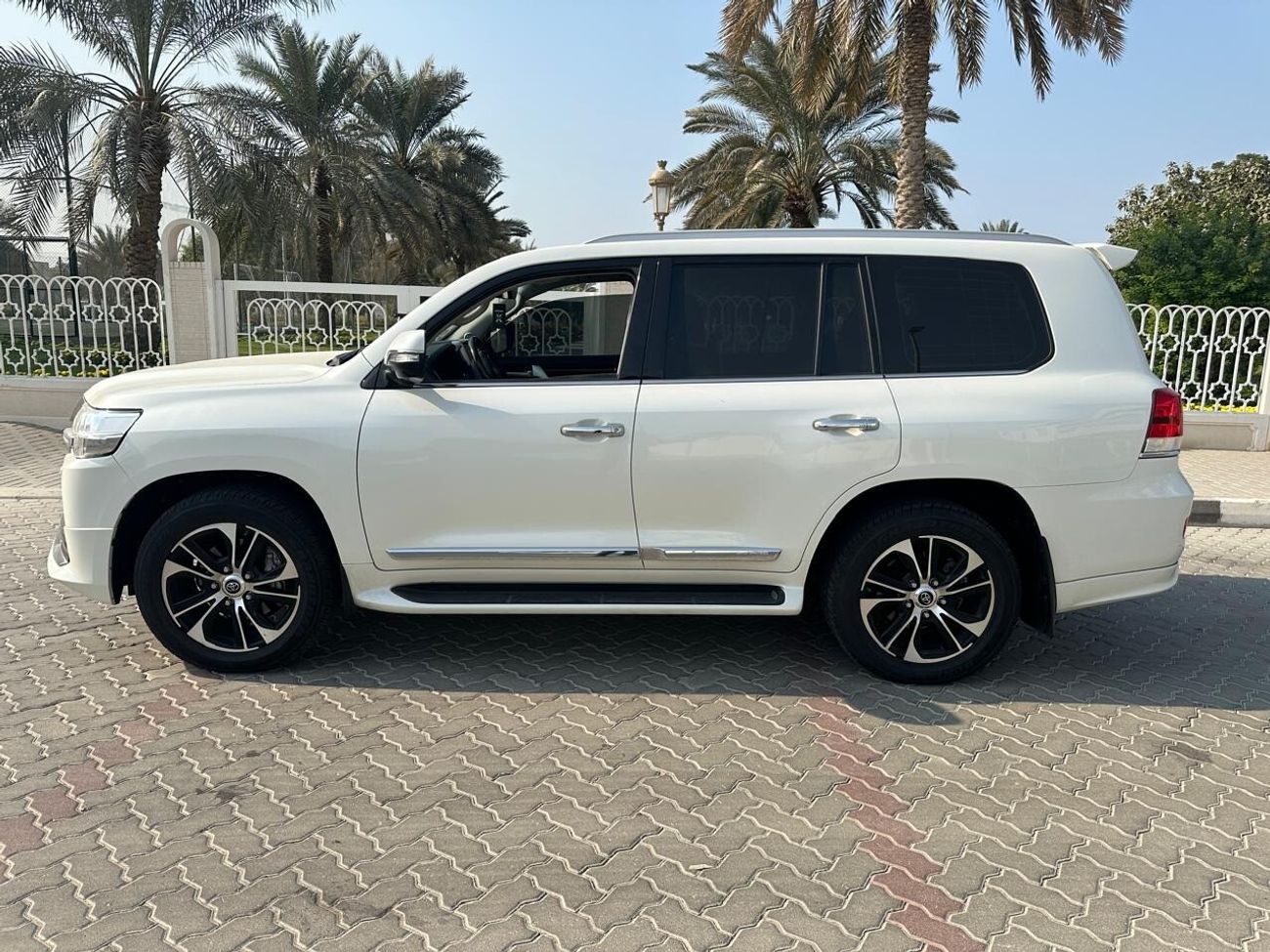 تويوتا لاند كروزر VXR 5.7L AWD