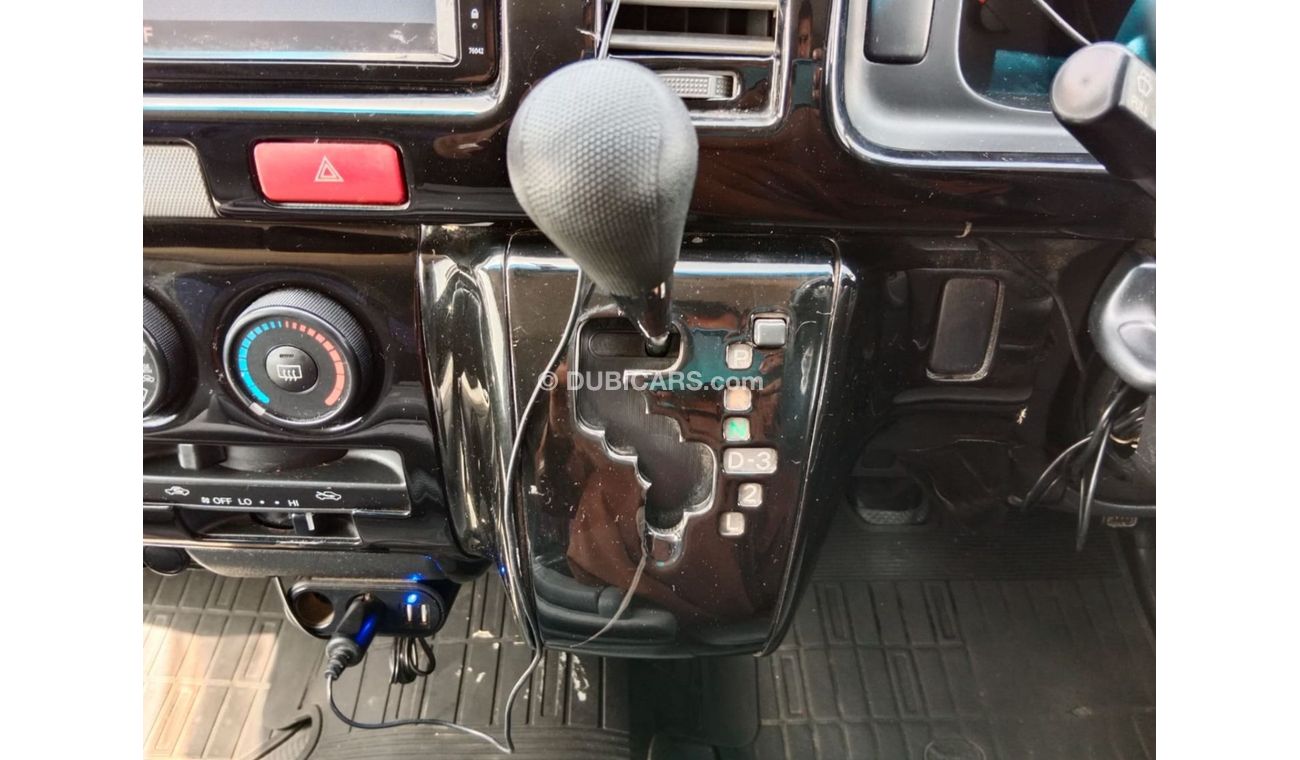 Toyota Hiace TOYOTA HIAVE VAN RIGHT HAND DRIVE (PM1304)