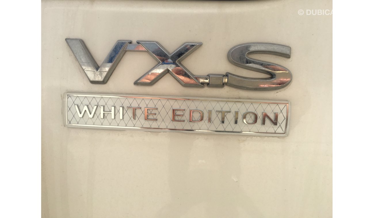 Toyota Land Cruiser VXS WHITE EDITION