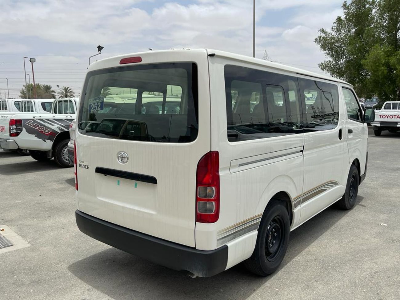 تويوتا هاياس toyota hiace 2025 standardroof  103000aed export