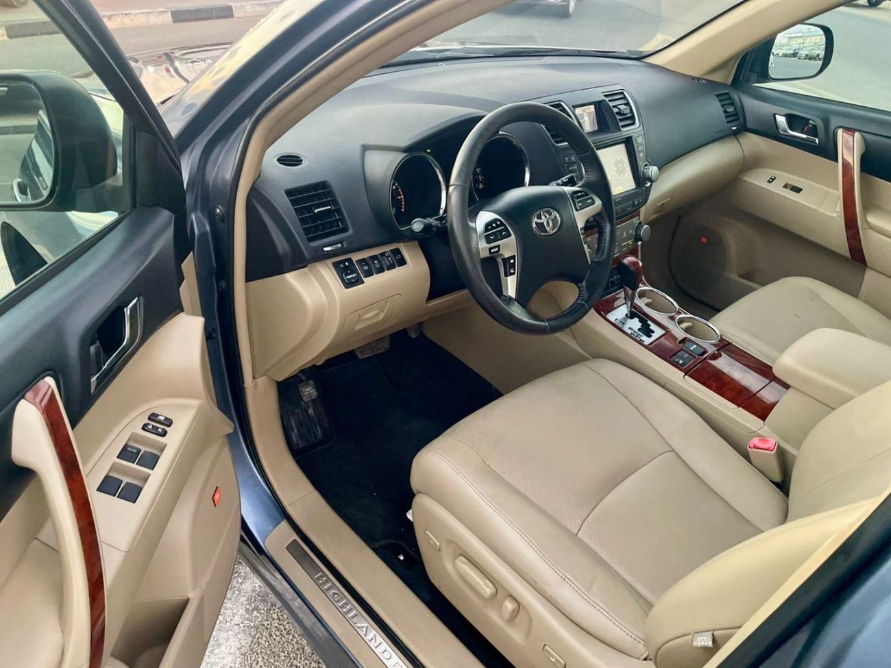 تويوتا هايلاندر 2012 Toyota Highlander Limited Edition Full Option - 3.5L V6 AWD 4x4 - 7 Seater Electric Seats 