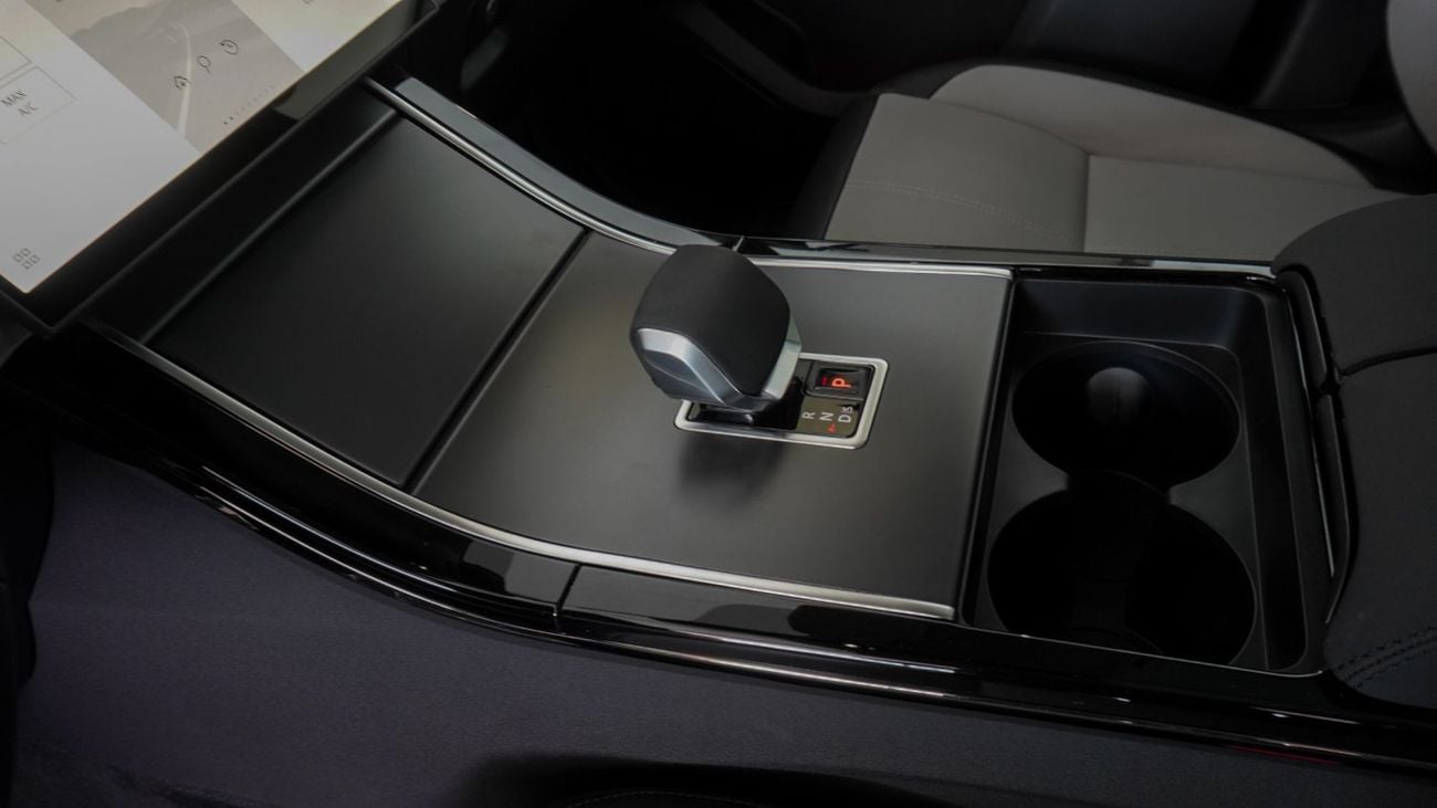 لاند روفر رينج روفر فيلار Range Rover Velar P250 SE - R Dynamic | HUD | Hydraulic | 22 Alloy Wheels | 360 Cameras | 2025