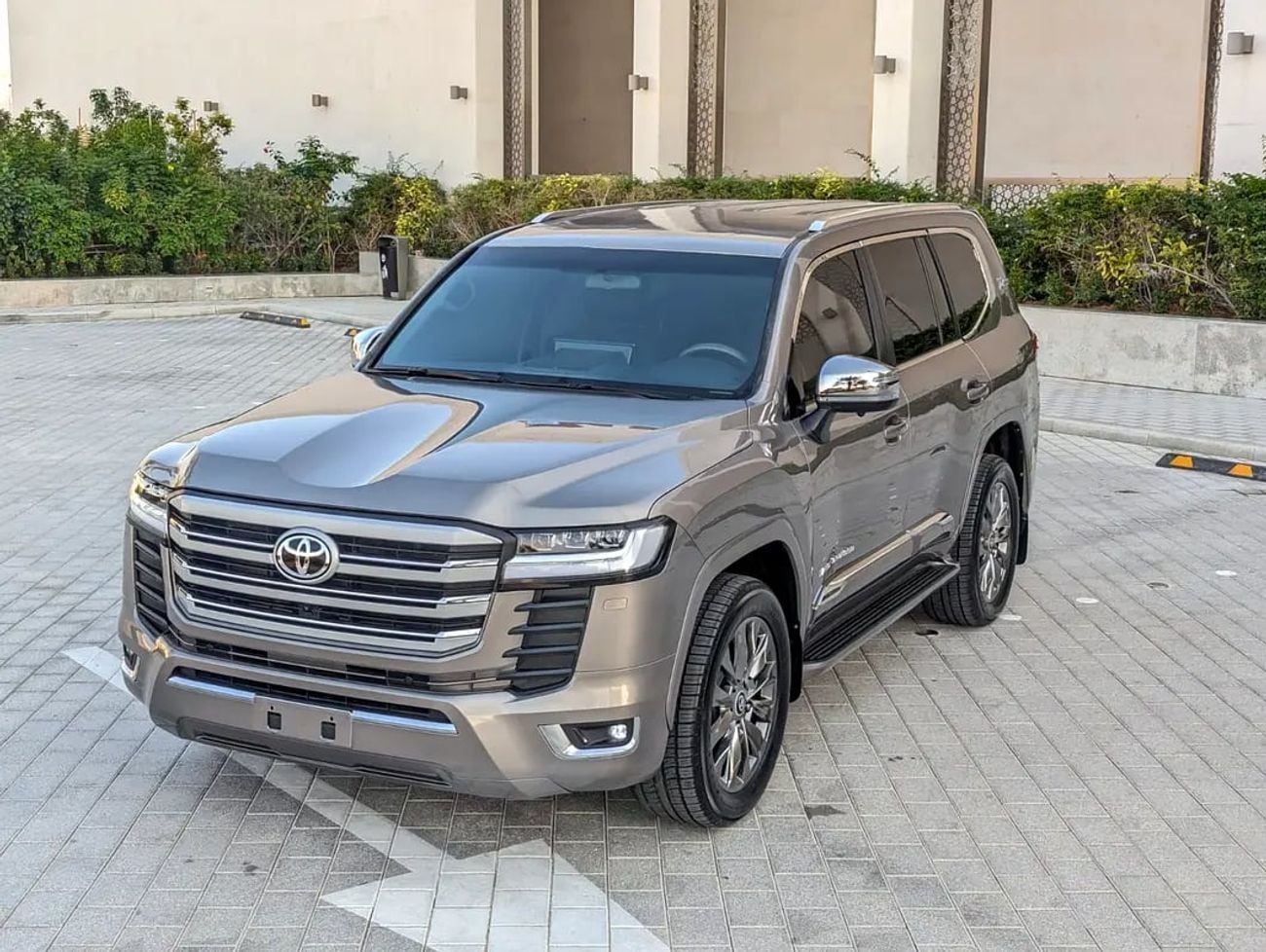 Toyota Land Cruiser GXR FACELIFTED WITH INTERIOR AND EXTERIOR GCC V6 4.0L