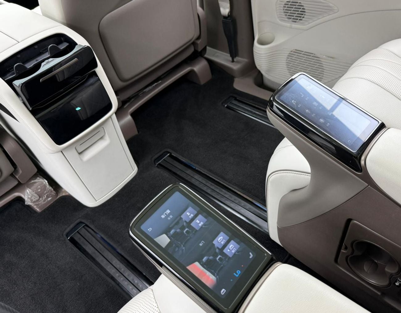 Denza D9 2023 Denza D9, Warranty, Very Low Km, Pilot Seats, Fully Loaded, Excellent Condition, Chinese