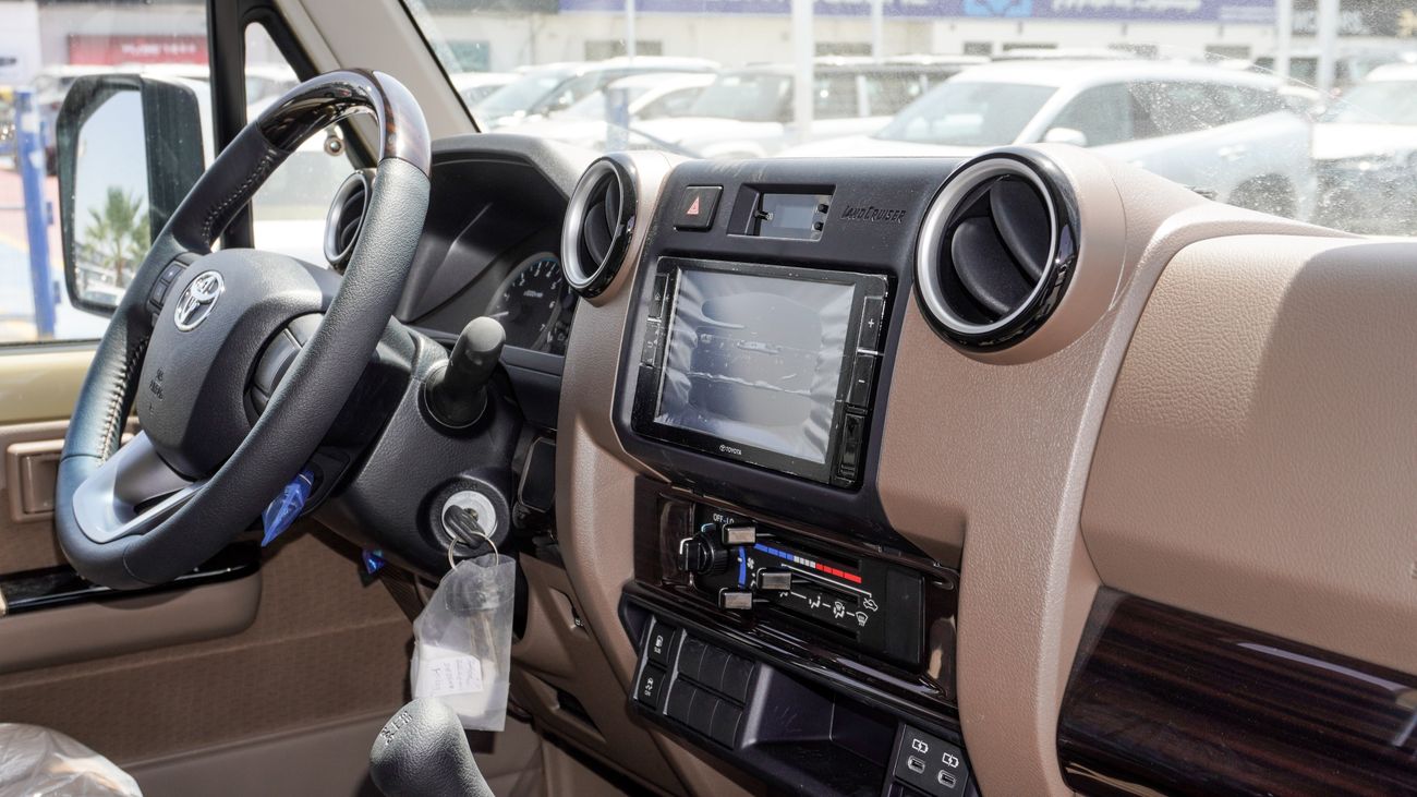 تويوتا لاند كروزر بيك آب LX 4.0 L V6