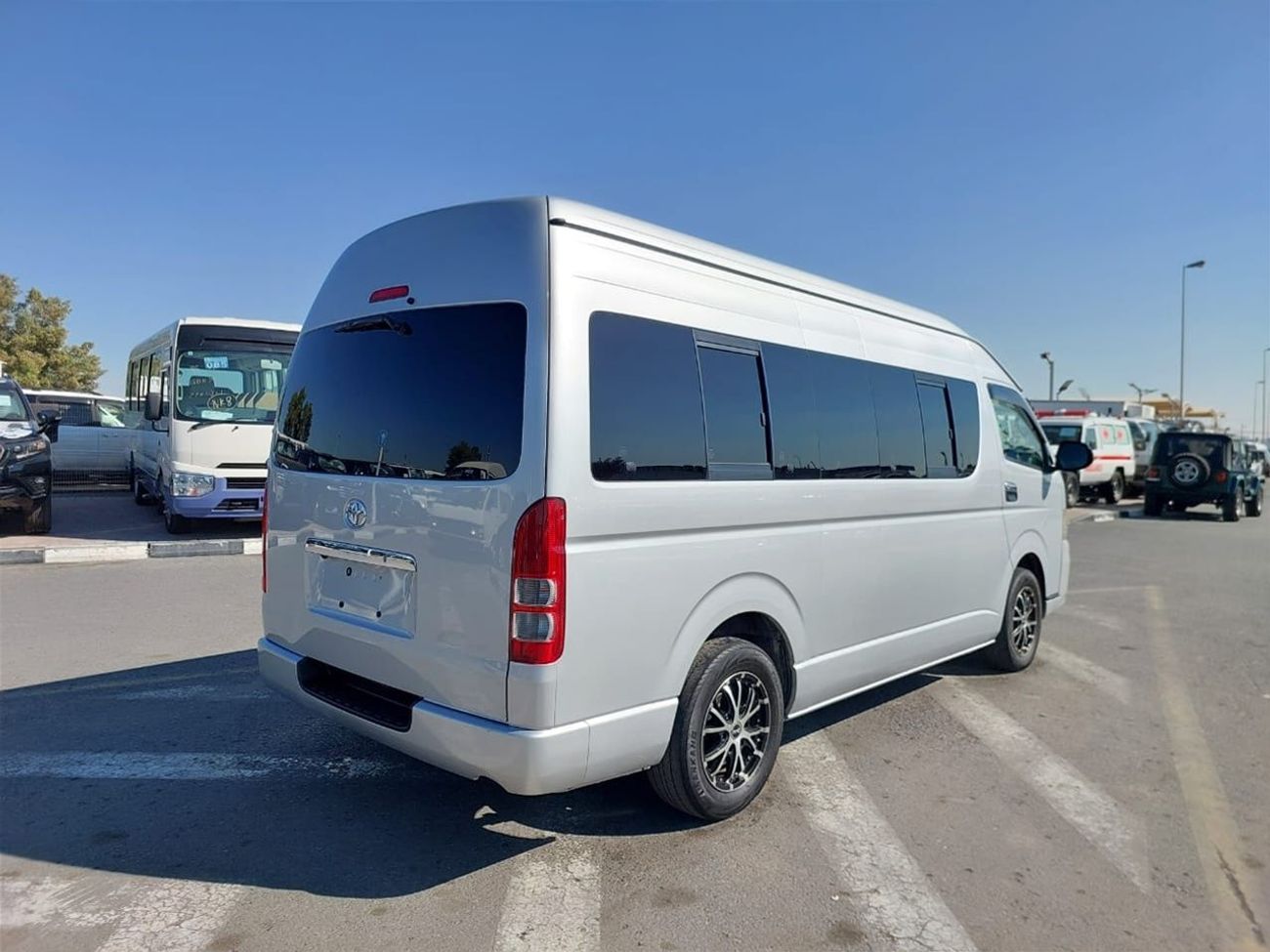 Toyota Hiace TOYOTA HIACE VAN RHD 2011 MODEL 3.0 L DIESEL AUTOMATIC(PM010795)
