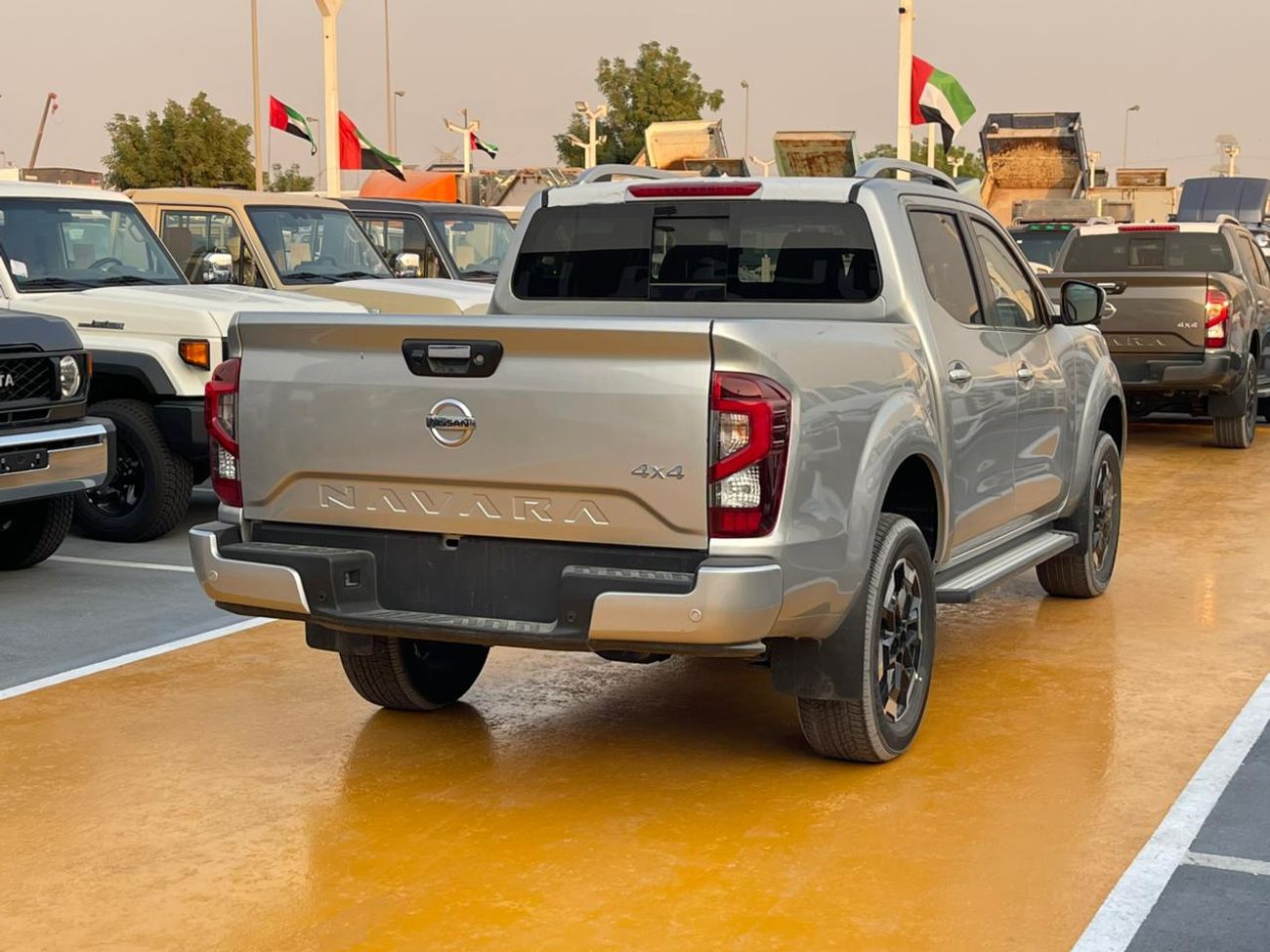 Nissan Navara G 2.5L 4WD M/T Nissan Navara Double Cab  2.5L Petrol 4WD 5 Seater MT