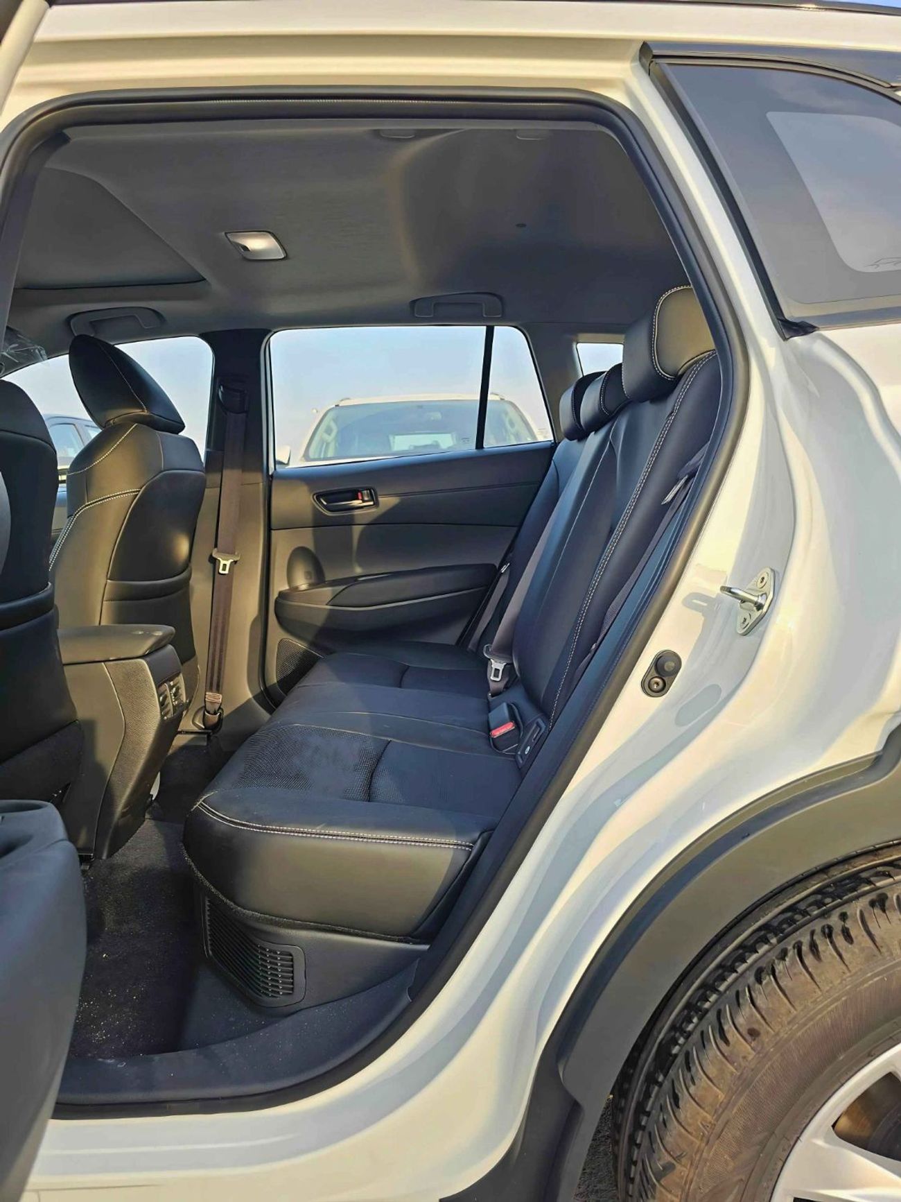 تويوتا كورولا كروس HYBRID FULL OPTION / 2.0L V4 / LEATHER + ELECTRIC SEAT / MUD GUARD /SUNROF / CODE # HYBRID