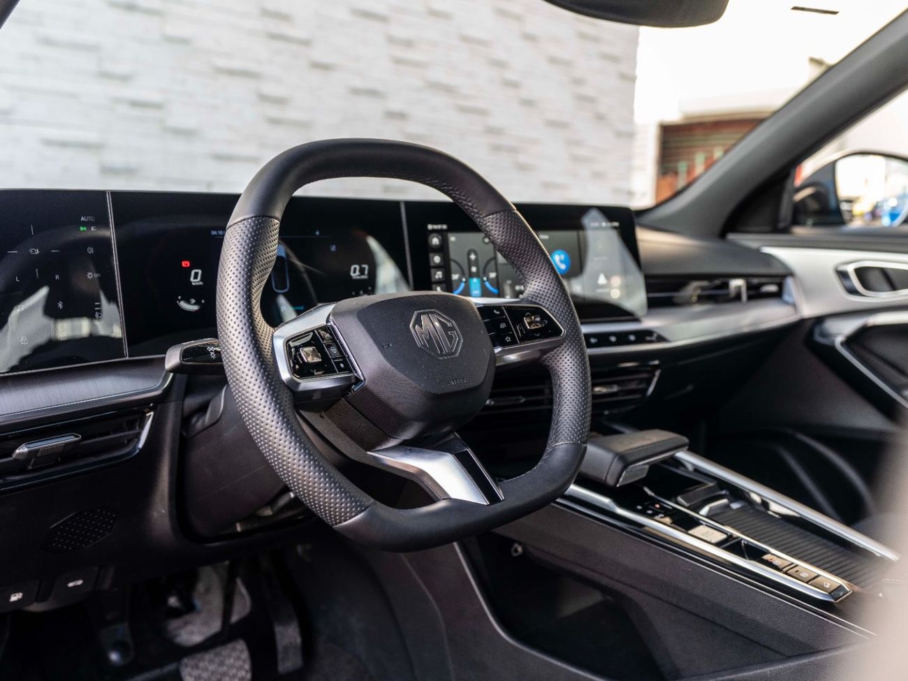 أم جي وان 1.5 LUX