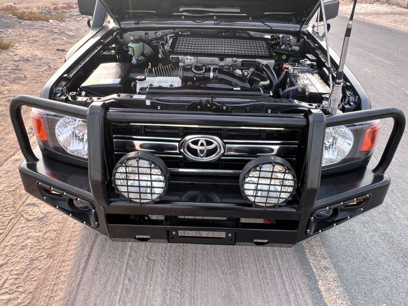 تويوتا لاند كروزر بيك آب