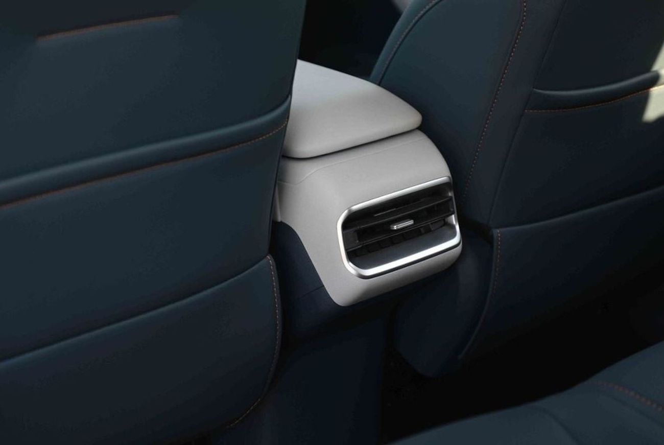 Deepal G318 STANDARD STD 2024 Changan Deepal G318 Air Suspension - Plug-in Hybrid - Silver inside Blue