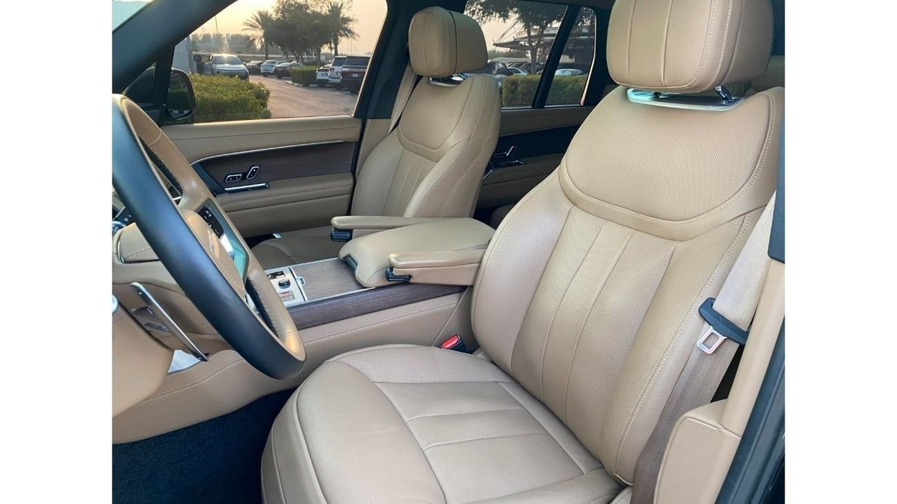 Land Rover Range Rover **2023** V6 P400 GCC SPEC UNDER WARRANTY AND SERVICE