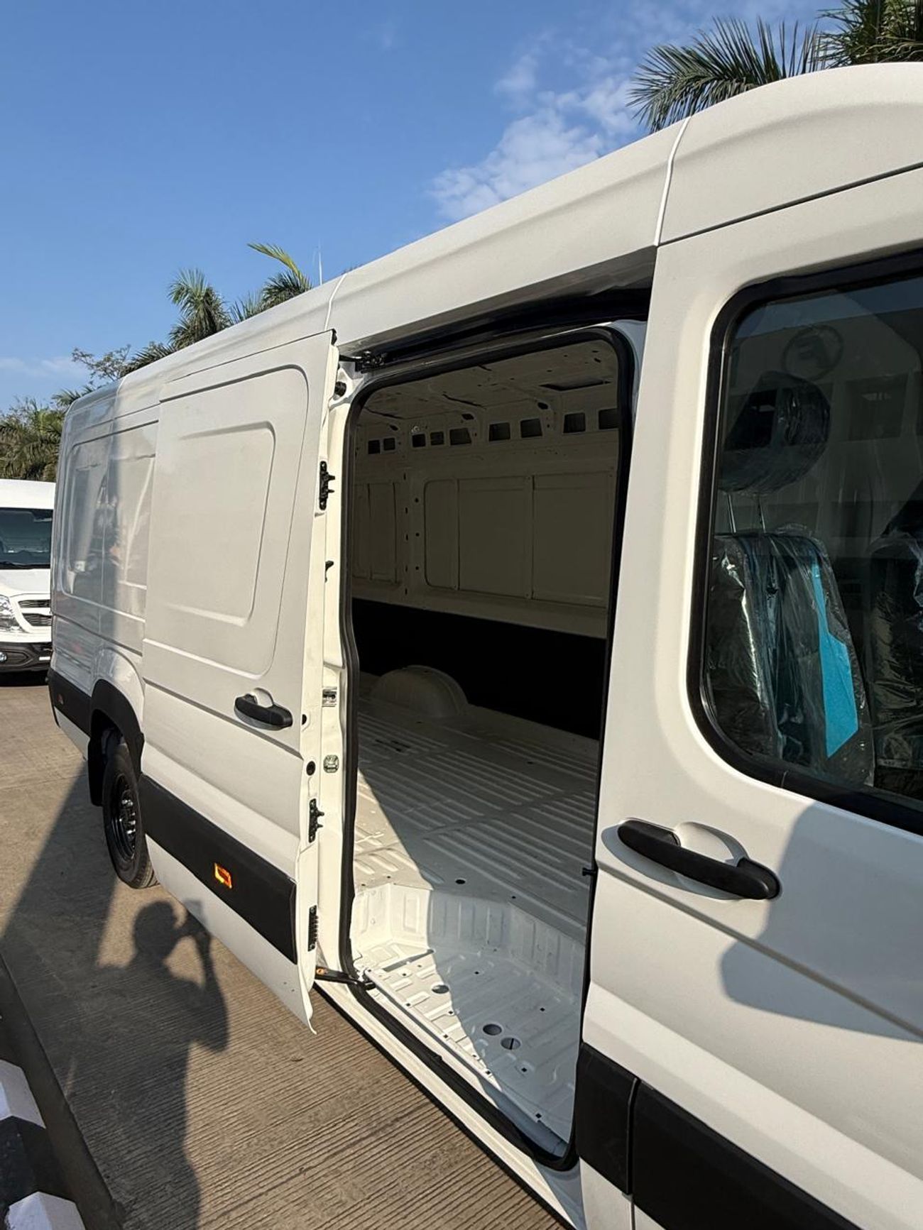 فورس أوربانيا FORCE URBANIA CARGO VAN – BRAND NEW – GCC SPEC  Spacious and reliable cargo van powered by a 2.6L tu