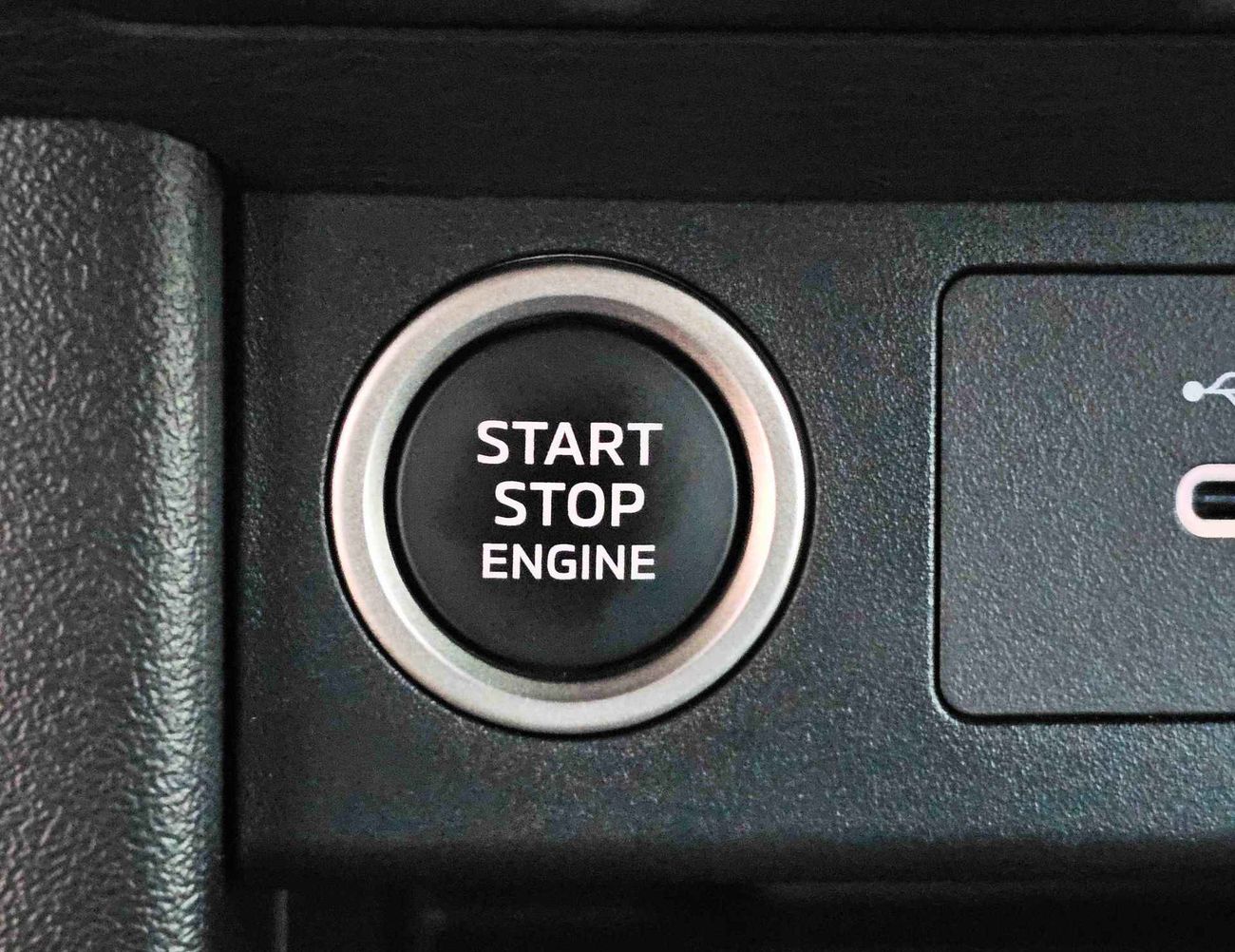 Mitsubishi L200 SPORTERO | 2.4L DSL | A/T | FULL OPTION | 4WD | CODE # SPORTERO |