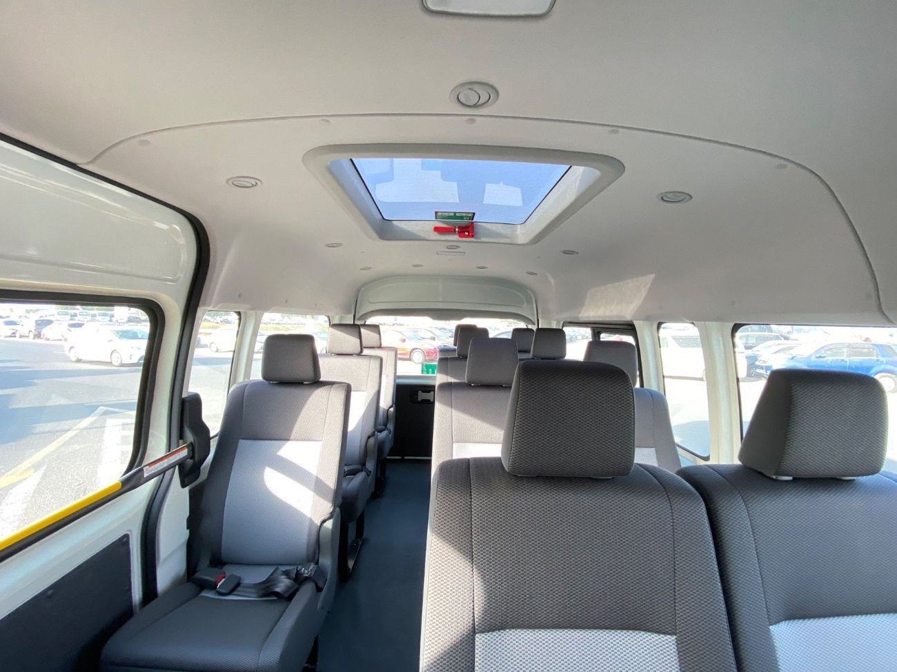 Toyota Hiace DLS -High Roof Commuter 2.8L A/T