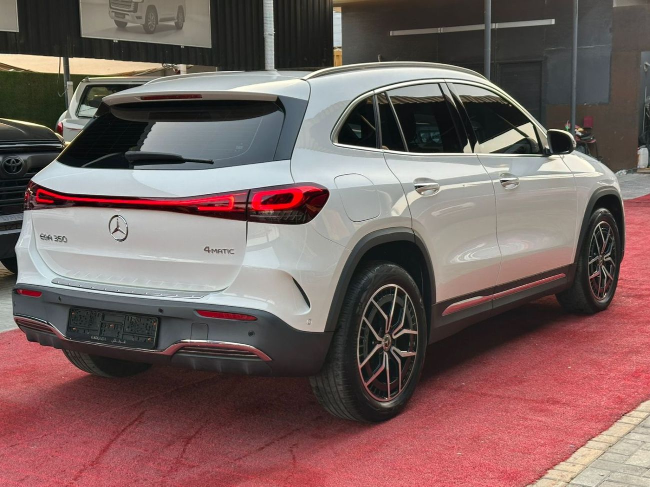 مرسيدس بنز EQE 350+ SUV