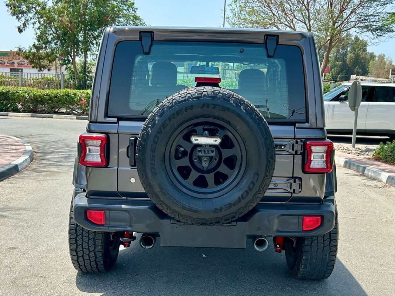 جيب رانجلر Sahara 3.6L A/T (5 Seater) WITH FULL KIT 2019 GCC LOW MILEAGE WITH AGENCY SERVICE HISTORY IN MINT CO