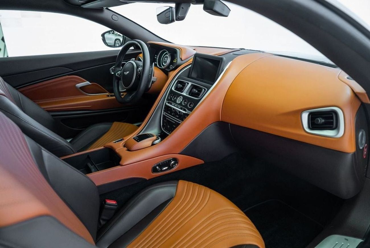 أستون مارتن DB11 Std 4.0L