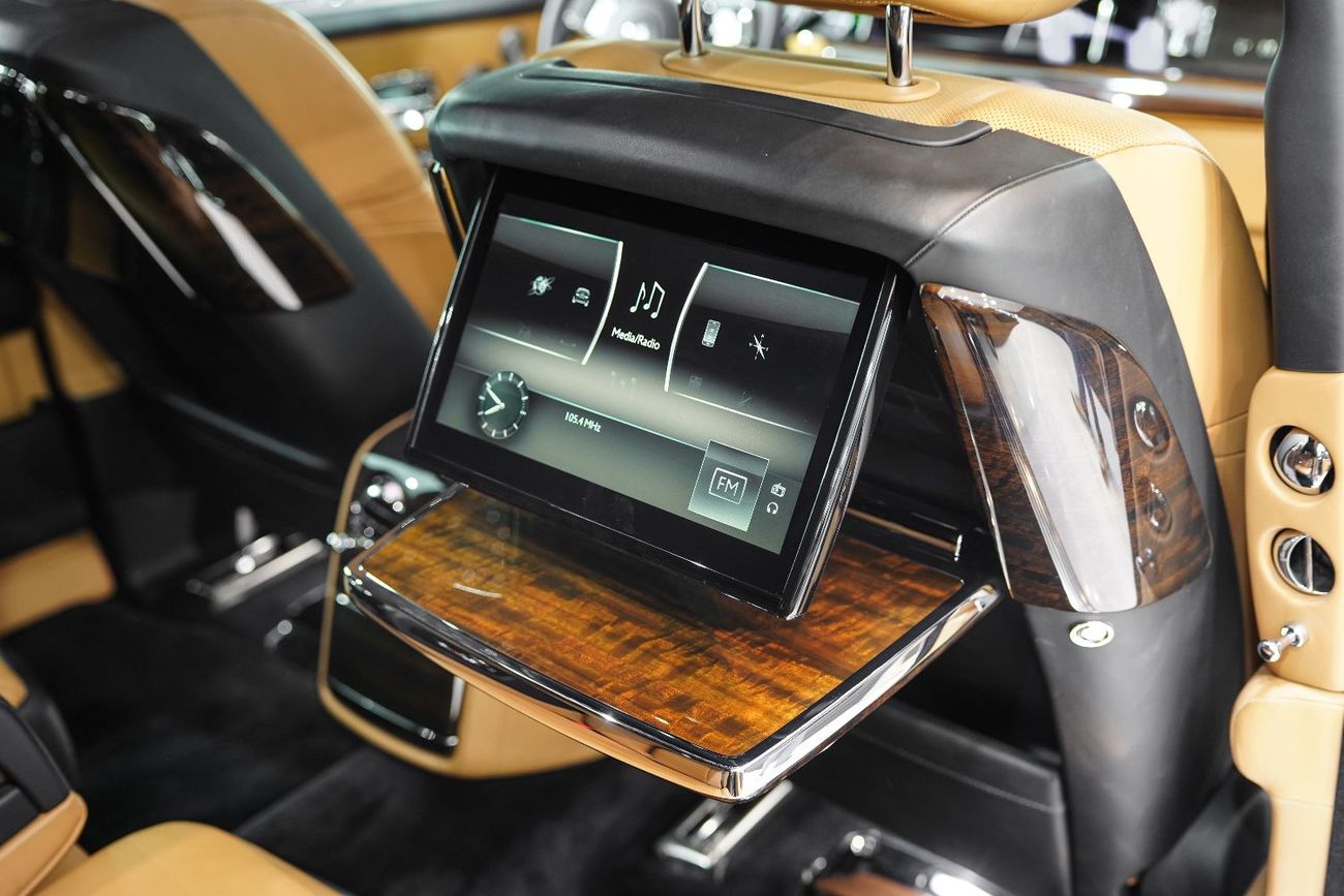 رولز رويس فانتوم Rear Entertainment, Bespoke Audio, Starlight Roof, GCC Spec!!