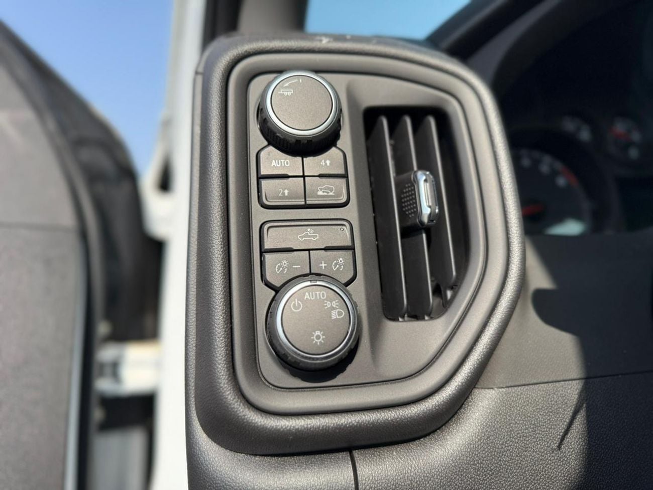 Chevrolet Silverado 5.3 V8 RST 5.3 V8 GCC SPECS