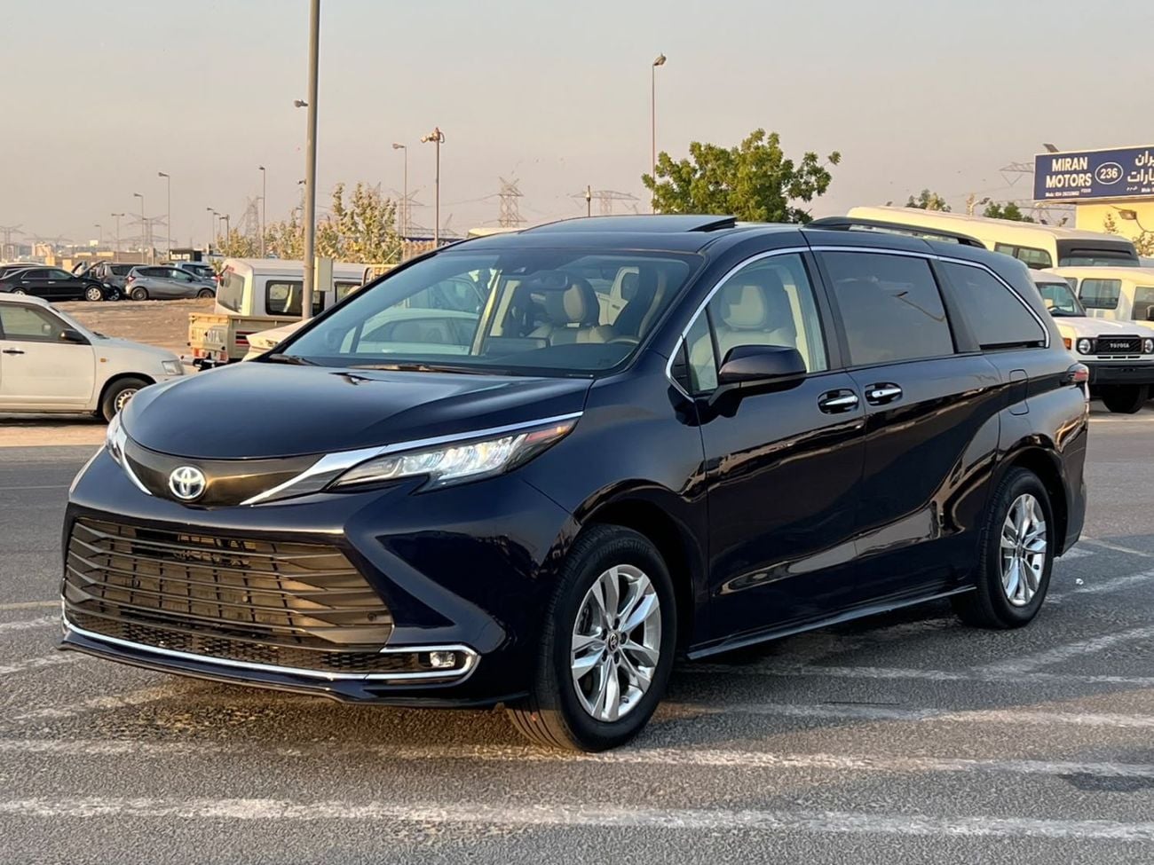 تويوتا سيينا  2024 Toyota Sienna XLE Hybrid Full Option 2.5L V4 - 7 Seater Doors Full Auto With Radar - Rear Camer