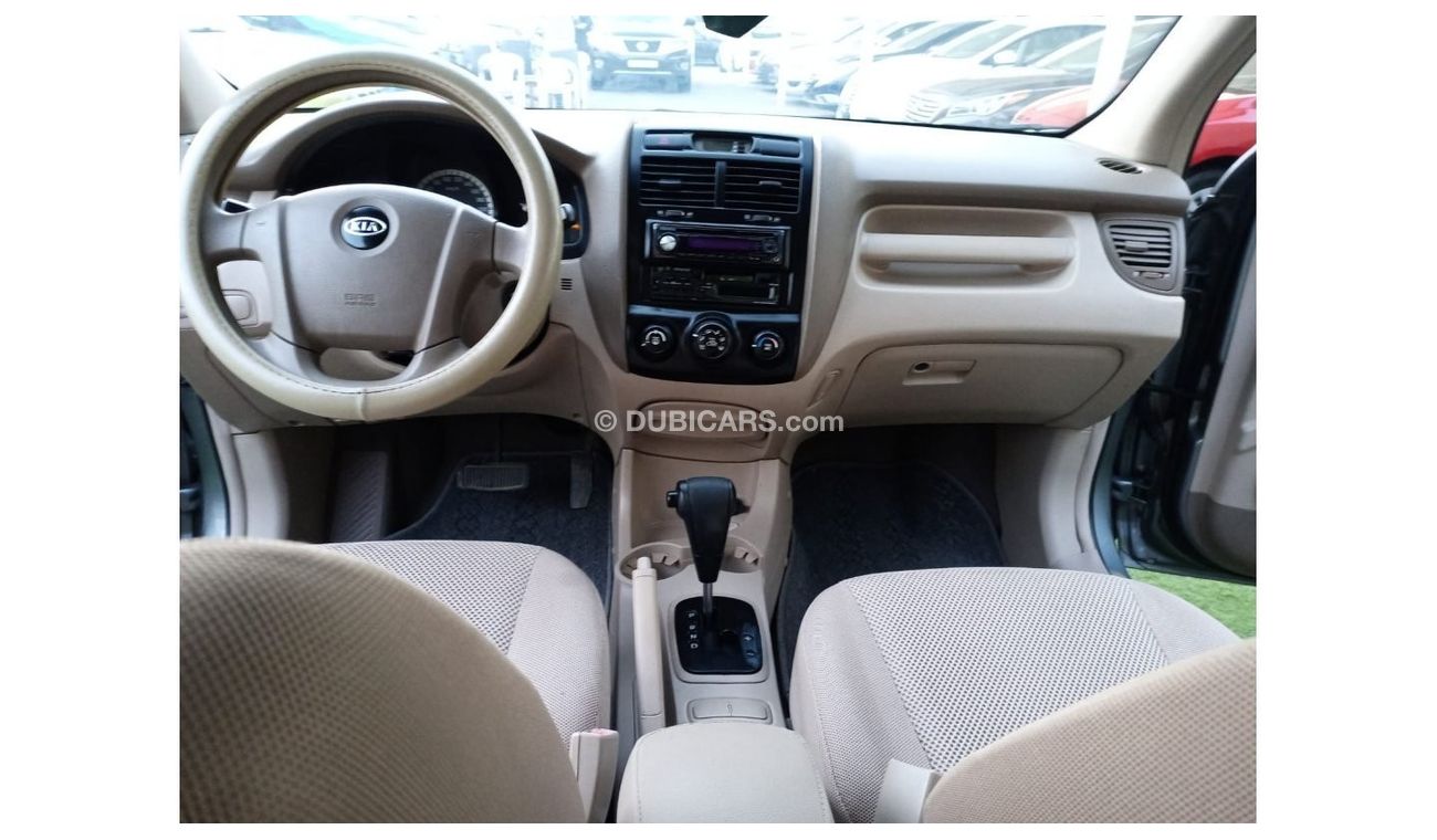 Kia Sportage 2008 model, Gulf agency, gray color, beige interior, in excellent condition, alloy wheels, rear sens